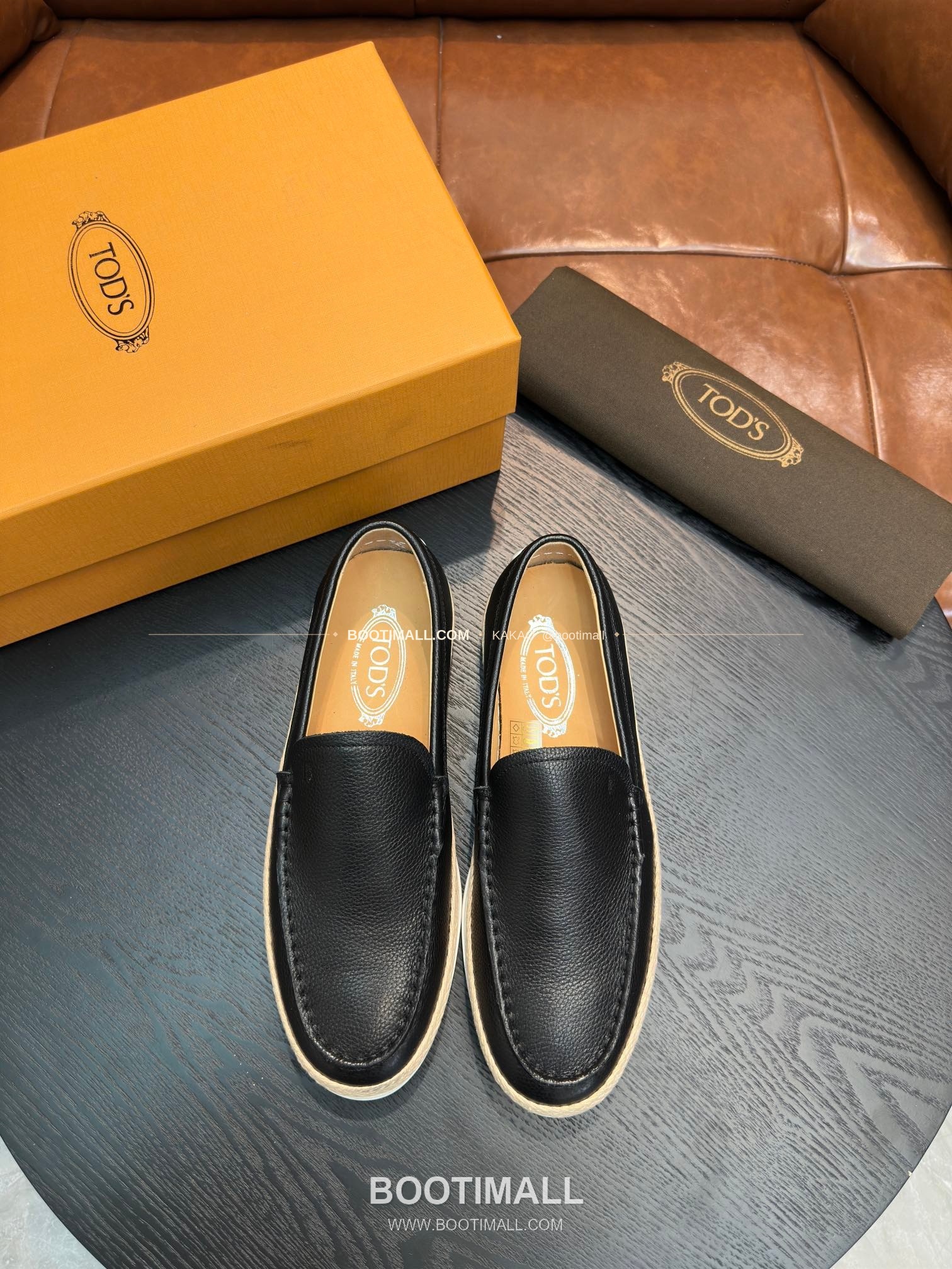 토즈 2026SS 스웨이드 로고 프린트 라피아 트림 브라운 로퍼 Tod's 2026 SS Suede Logo Print Raffia Trim Brown Loafers 1