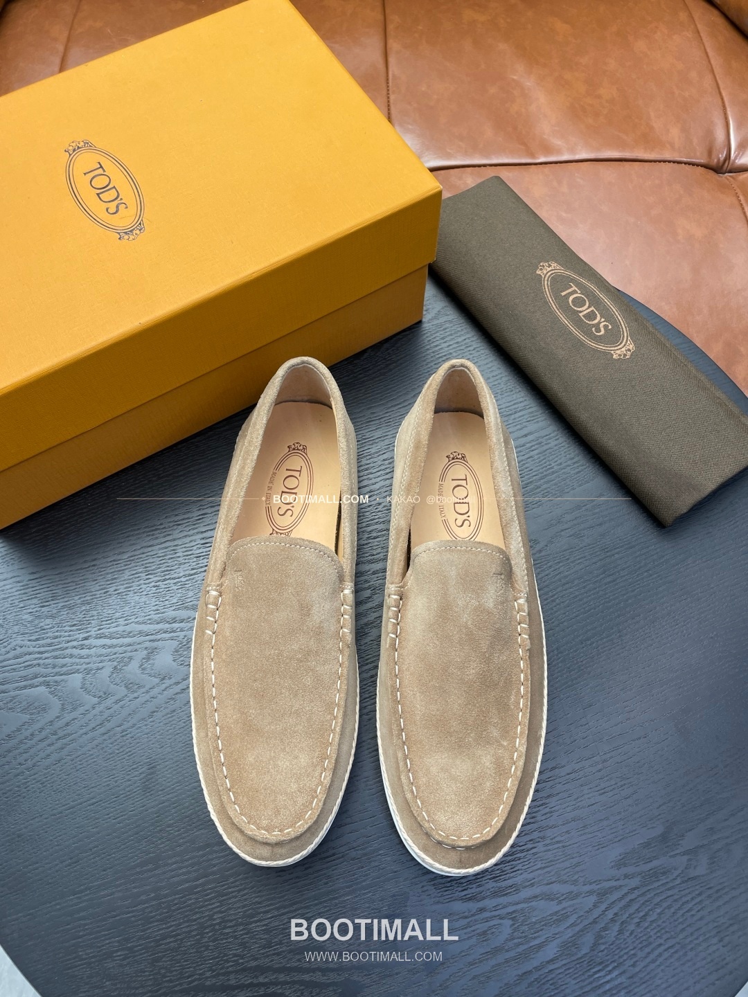 토즈 2026SS 스웨이드 로고 프린트 라피아 트림 브라운 로퍼 Tod's 2026 SS Suede Logo Print Raffia Trim Brown Loafers 1