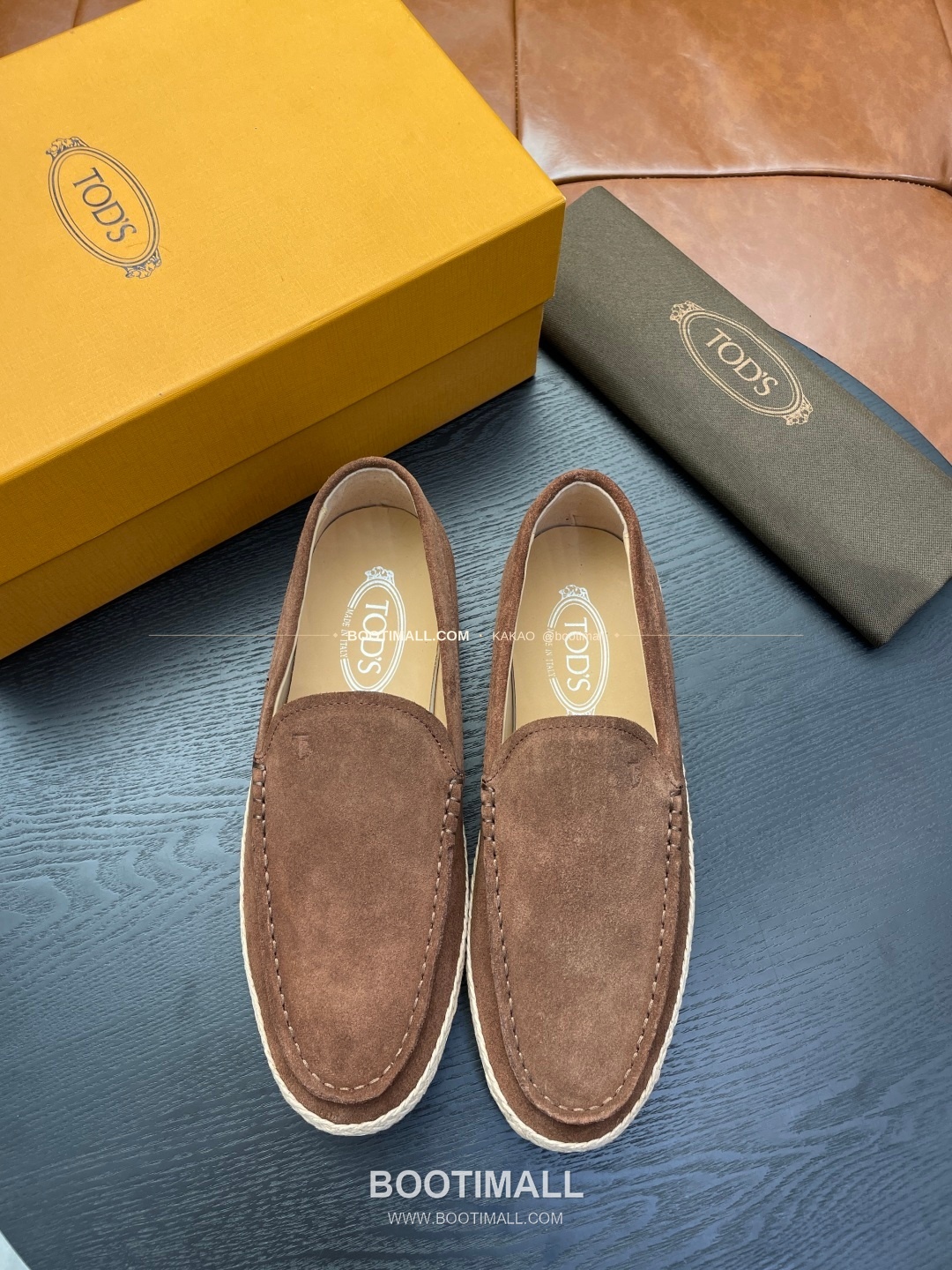 토즈 2026SS 스웨이드 로고 프린트 라피아 트림 브라운 로퍼 Tod's 2026 SS Suede Logo Print Raffia Trim Brown Loafers 1
