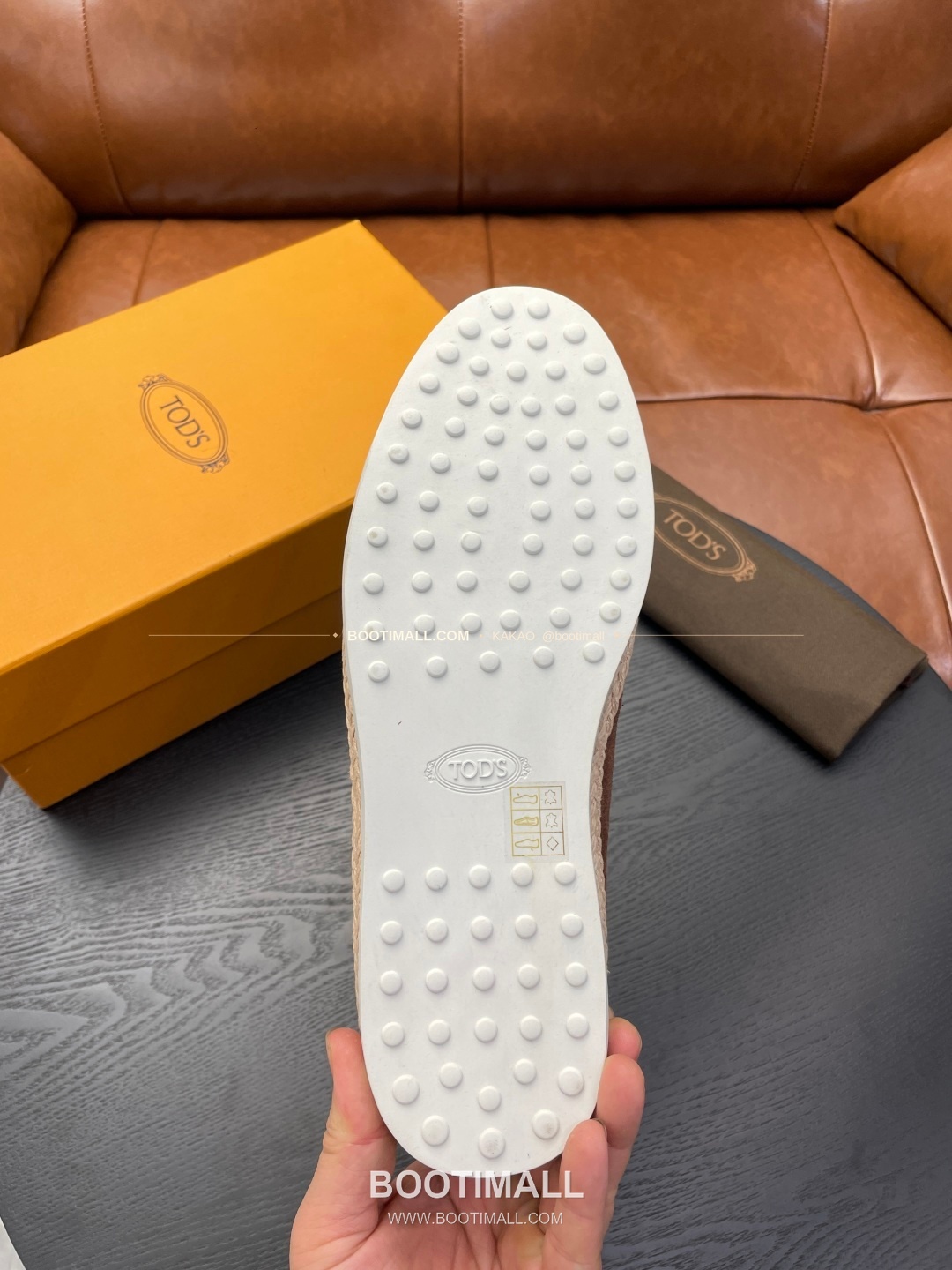 토즈 2026SS 스웨이드 로고 프린트 라피아 트림 브라운 로퍼 Tod's 2026 SS Suede Logo Print Raffia Trim Brown Loafers 9