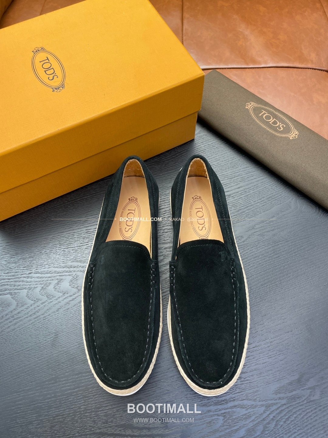 토즈 2026SS 스웨이드 로고 프린트 라피아 트림 브라운 로퍼 Tod's 2026 SS Suede Logo Print Raffia Trim Brown Loafers 1