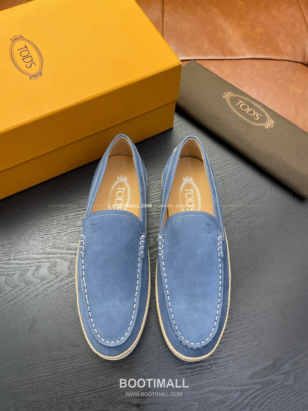 토즈 2026SS 스웨이드 로고 프린트 라피아 트림 브라운 로퍼 Tod's 2026 SS Suede Logo Print Raffia Trim Brown Loafers 1