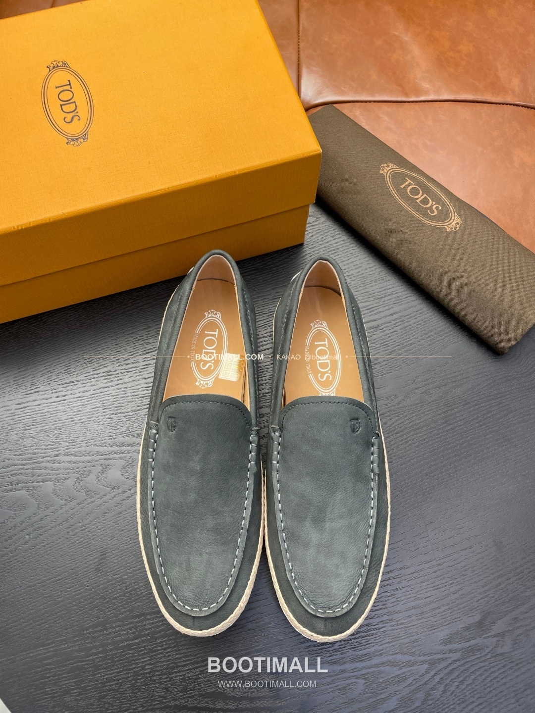 토즈 2026SS 스웨이드 로고 프린트 라피아 트림 브라운 로퍼 Tod's 2026 SS Suede Logo Print Raffia Trim Brown Loafers 1