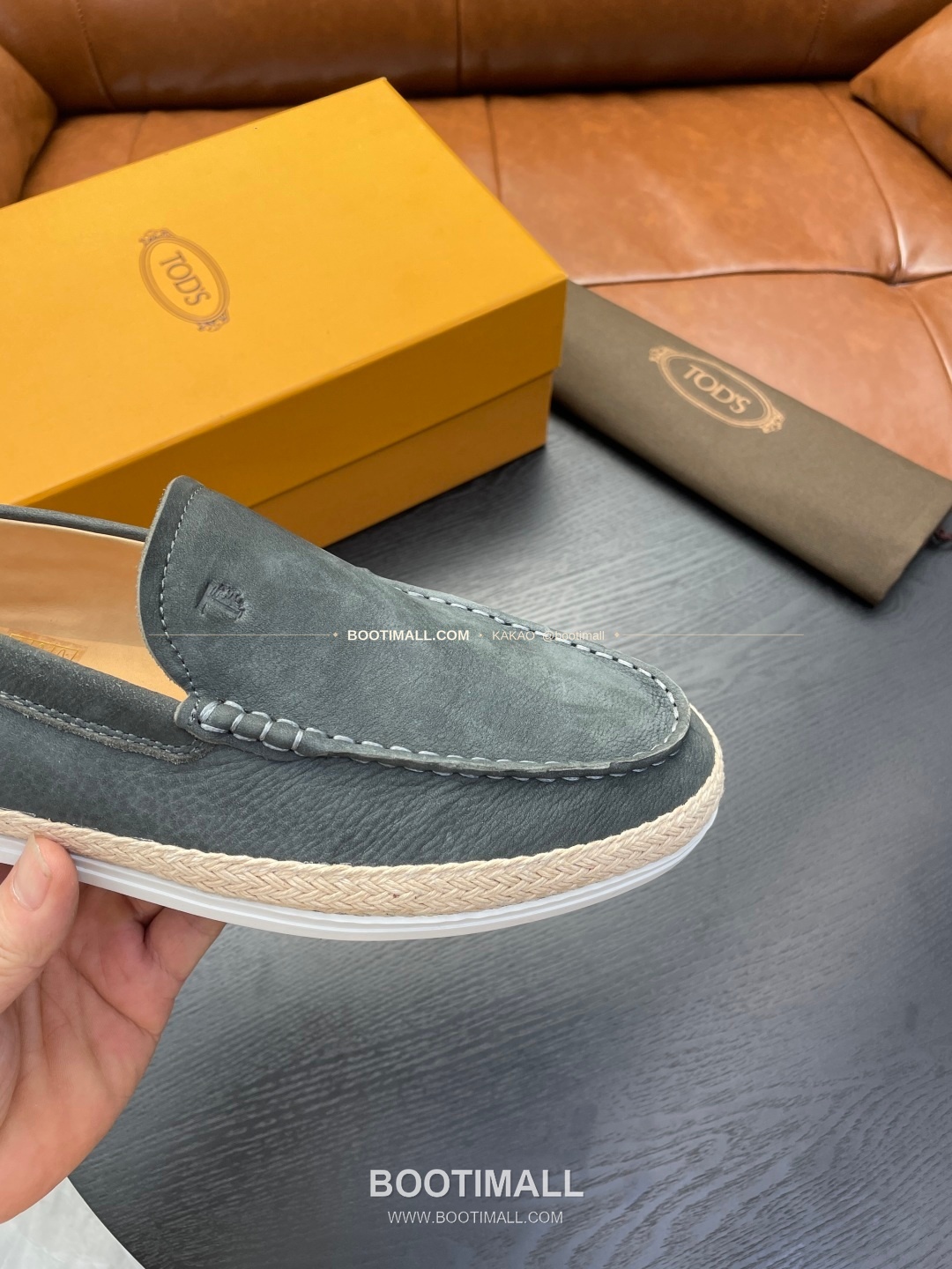 토즈 2026SS 스웨이드 로고 프린트 라피아 트림 브라운 로퍼 Tod's 2026 SS Suede Logo Print Raffia Trim Brown Loafers 4