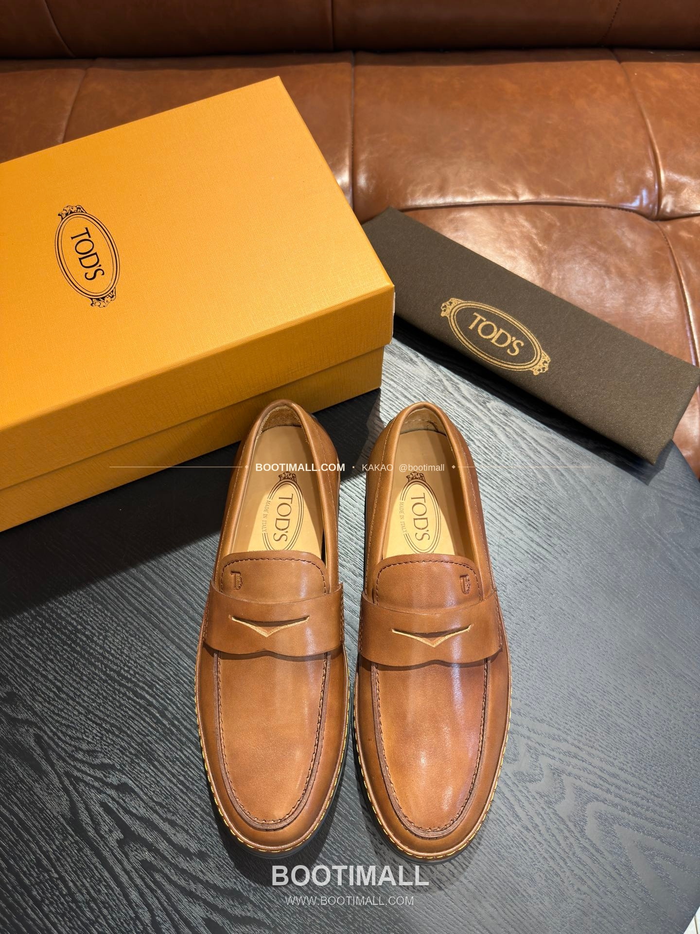 토즈 2026SS 송아지가죽 로고 디테일 고미노 브라운 로퍼 Tod's 2026 SS Calfskin Logo Detail Gommino Brown Loafers 1
