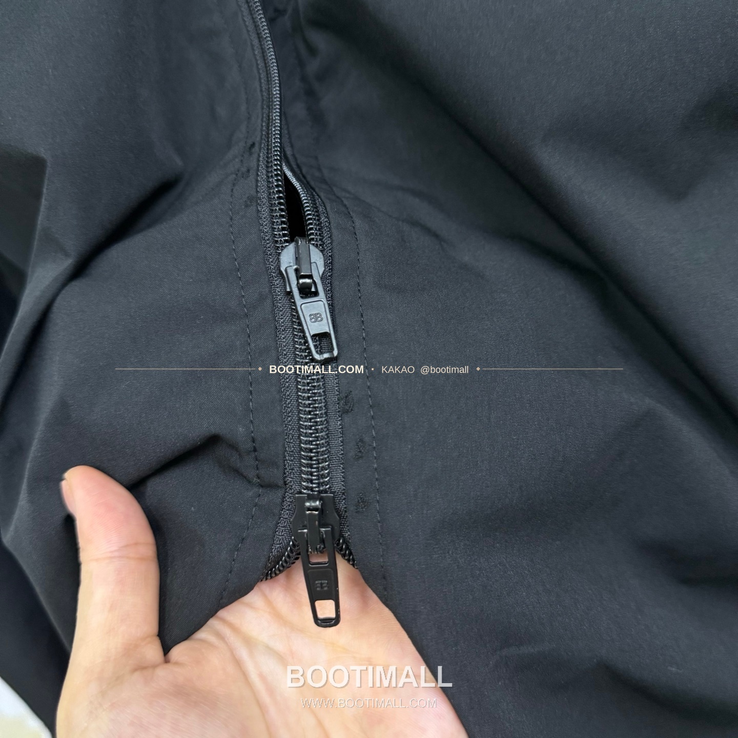 발렌시아가 2025FW 더블링 자수 오버핏 후드 롱 윈드브레이커 Balenciaga 2025 FW Double Ring Embroidery Oversized Hooded Long Windbreaker 13