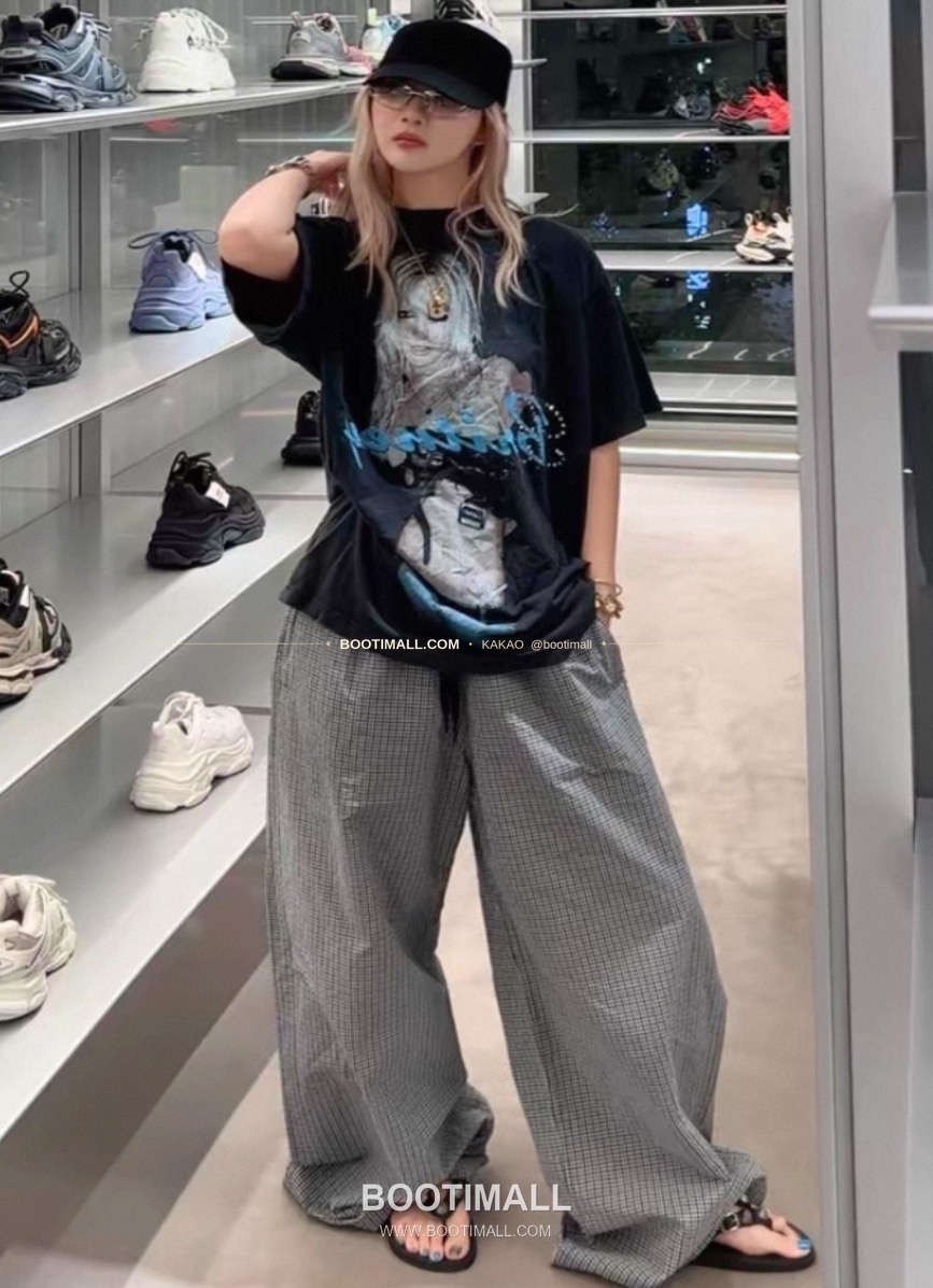 발렌시아가 2025SS 체크패턴 루즈핏 드로스트링 와이드팬츠 Balenciaga 2025 SS Check Pattern Loose Fit Drawstring Wide Pants 4