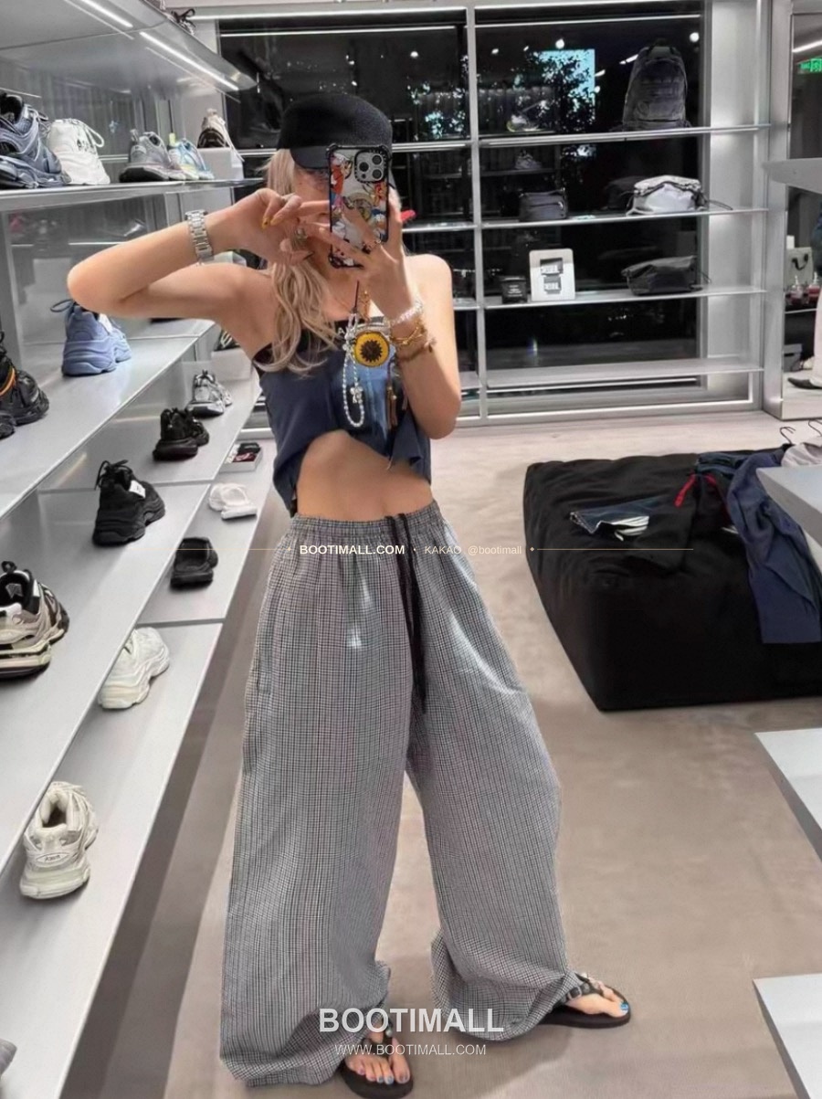 발렌시아가 2025SS 체크패턴 루즈핏 드로스트링 와이드팬츠 Balenciaga 2025 SS Check Pattern Loose Fit Drawstring Wide Pants 5