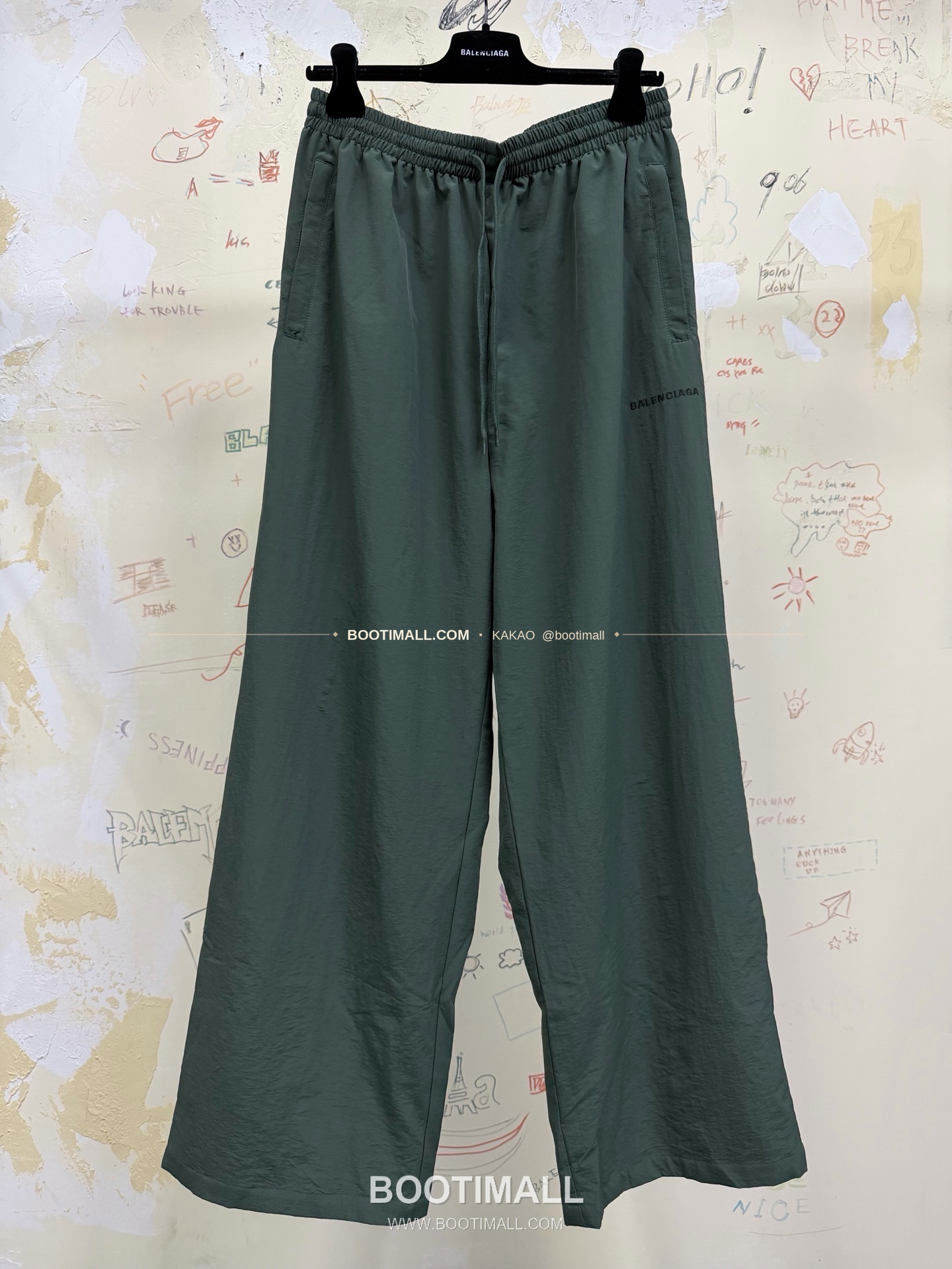 발렌시아가 2025FW 레터로고 자수 루즈핏 드로스트링 코튼 롱팬츠 Balenciaga 2025 FW Letter Logo Embroidered Loose Fit Drawstring Cotton Long Pants 1