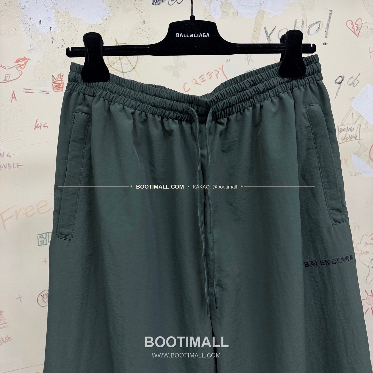 발렌시아가 2025FW 레터로고 자수 루즈핏 드로스트링 코튼 롱팬츠 Balenciaga 2025 FW Letter Logo Embroidered Loose Fit Drawstring Cotton Long Pants 2