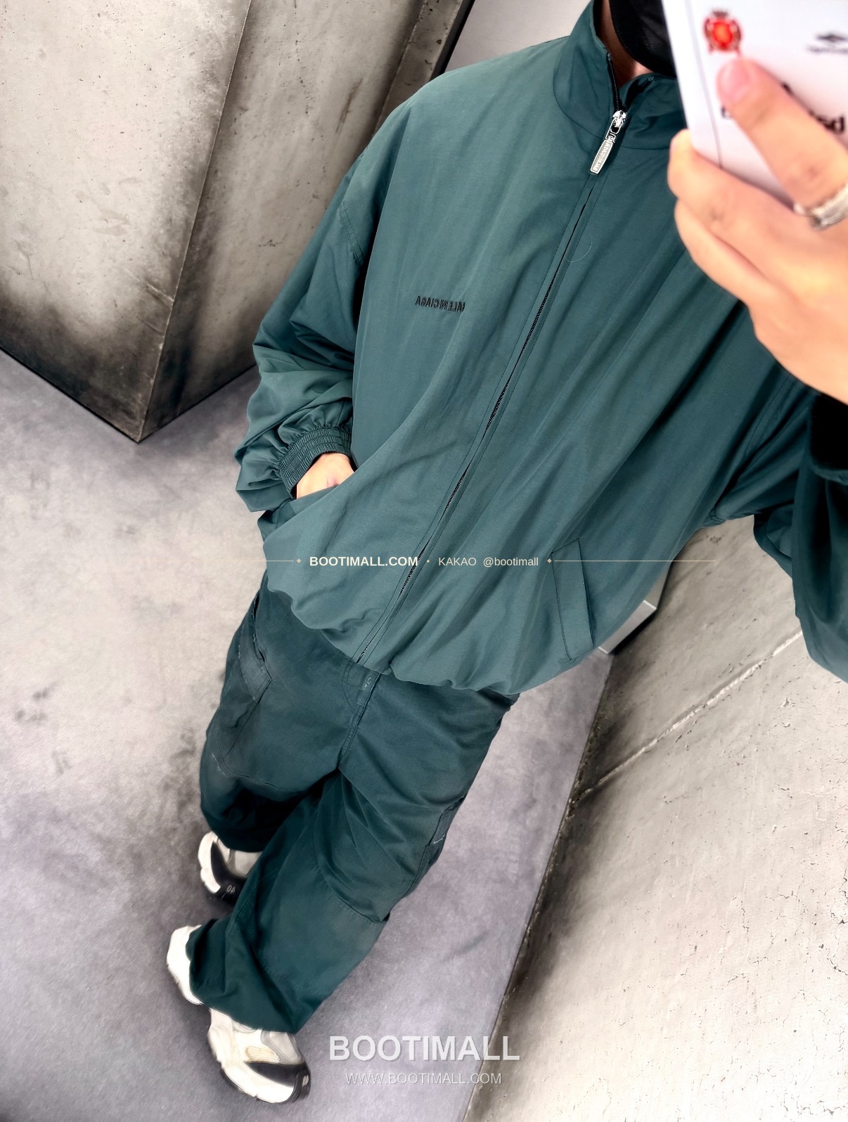 발렌시아가 2025FW 레터로고 자수 루즈핏 나일론 윈드브레이커 Balenciaga 2025 FW Letter Logo Embroidered Loose Fit Nylon Windbreaker 2