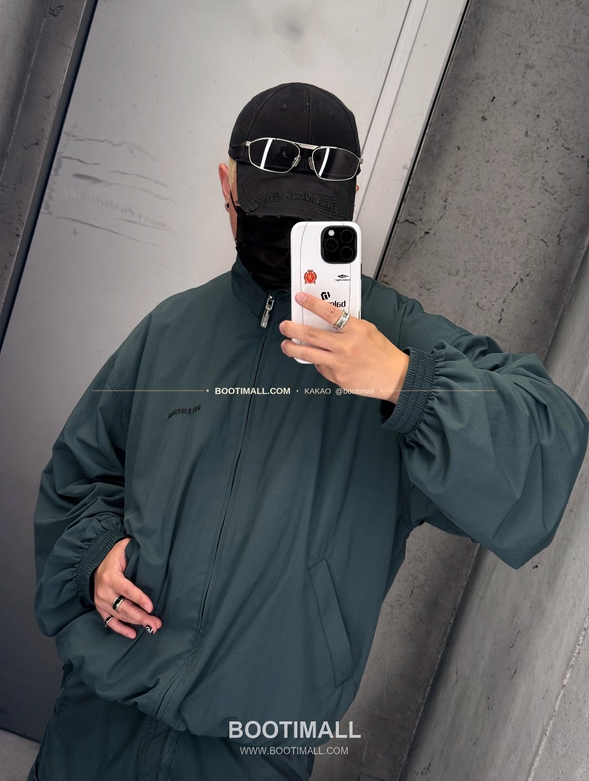 발렌시아가 2025FW 레터로고 자수 루즈핏 나일론 윈드브레이커 Balenciaga 2025 FW Letter Logo Embroidered Loose Fit Nylon Windbreaker 3