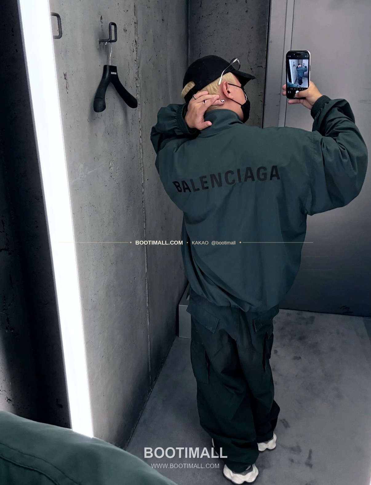 발렌시아가 2025FW 레터로고 자수 루즈핏 나일론 윈드브레이커 Balenciaga 2025 FW Letter Logo Embroidered Loose Fit Nylon Windbreaker 4