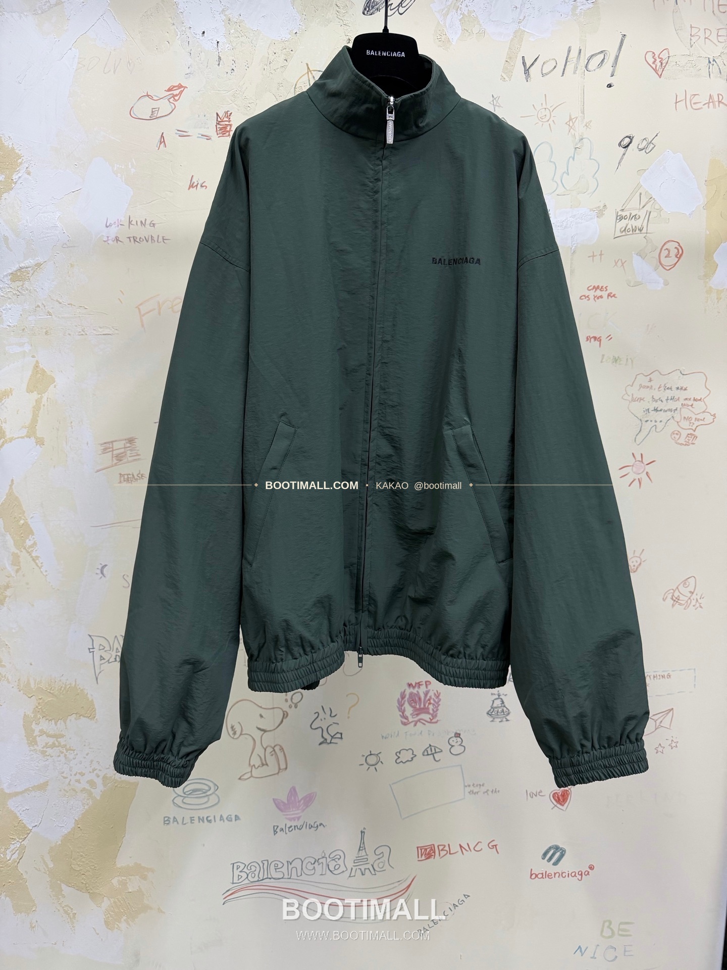 발렌시아가 2025FW 레터로고 자수 루즈핏 나일론 윈드브레이커 Balenciaga 2025 FW Letter Logo Embroidered Loose Fit Nylon Windbreaker 5