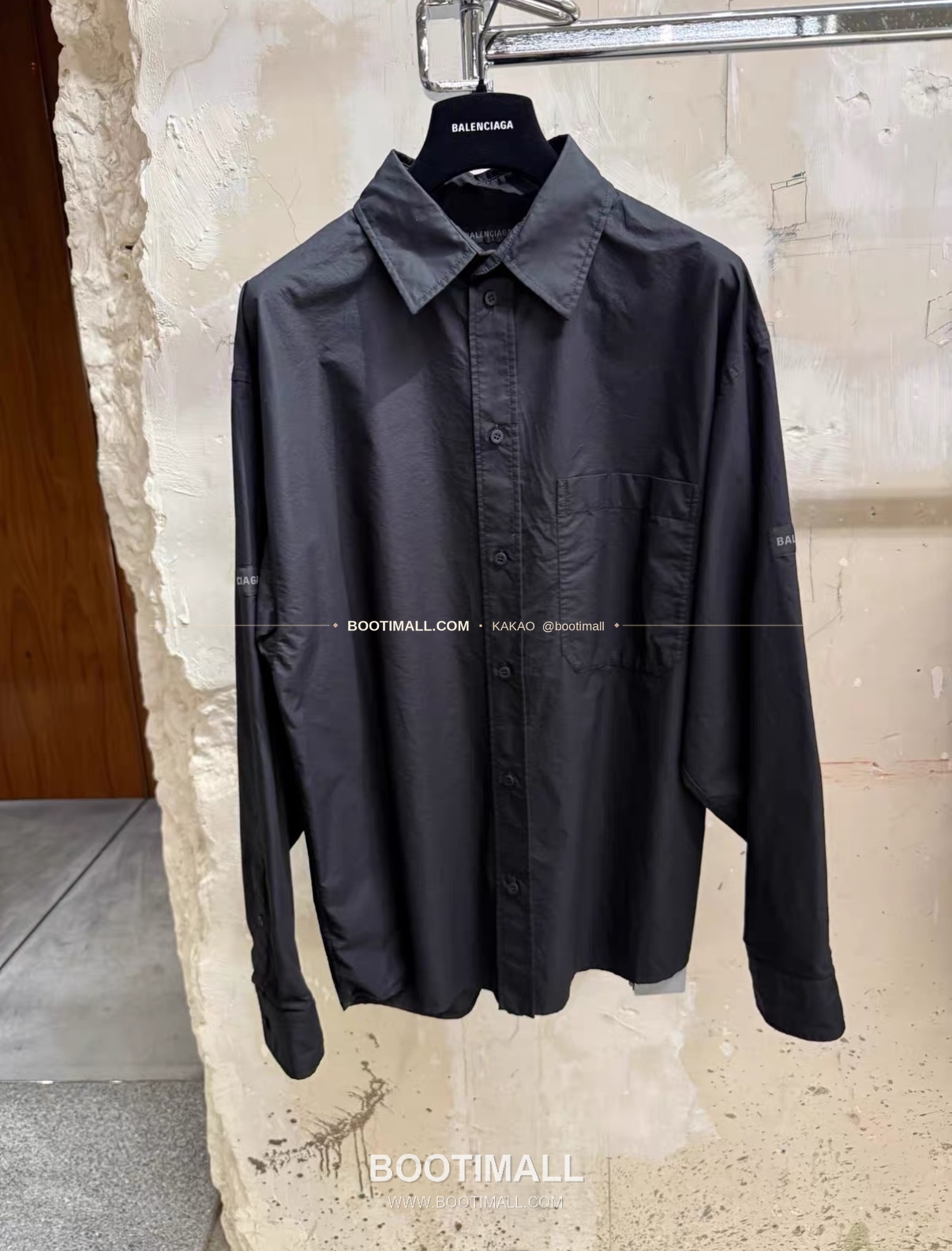 발렌시아가 2026SS 슬리브로고 워싱 루즈핏 코튼 셔츠 Balenciaga 2026 SS Sleeve Logo Washed Loose Fit Cotton Shirt 1