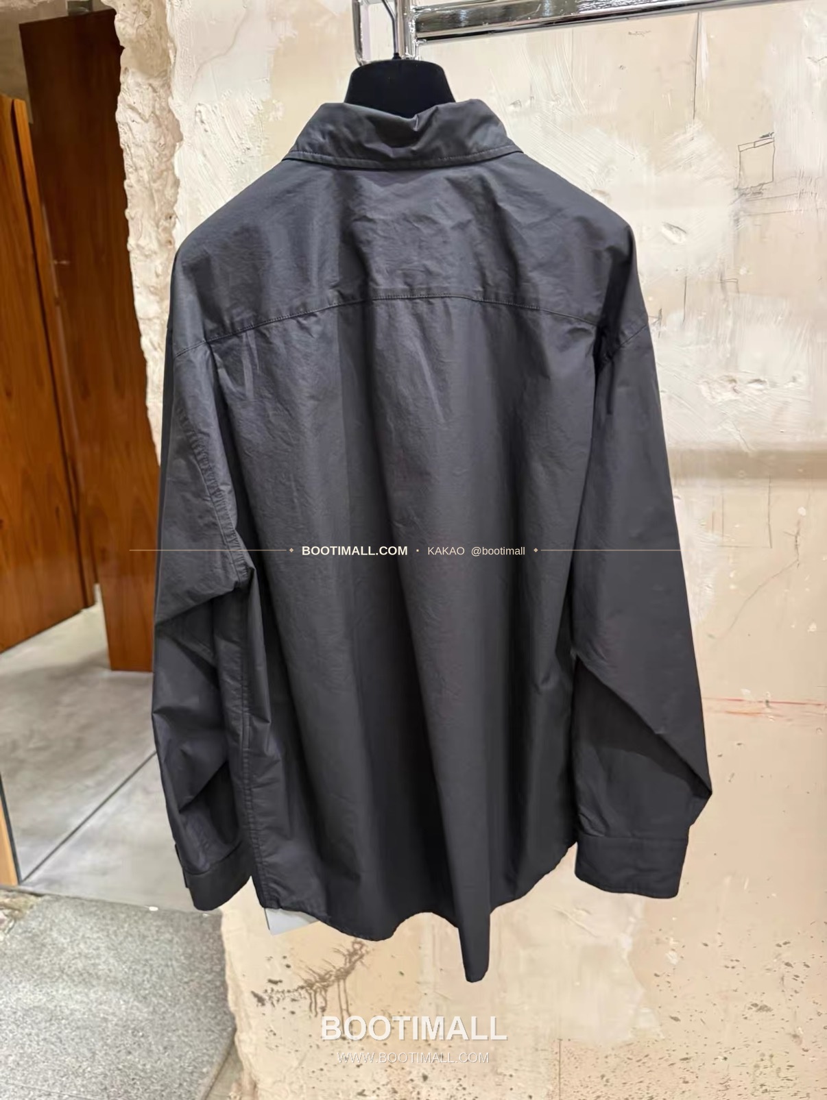 발렌시아가 2026SS 슬리브로고 워싱 루즈핏 코튼 셔츠 Balenciaga 2026 SS Sleeve Logo Washed Loose Fit Cotton Shirt 2
