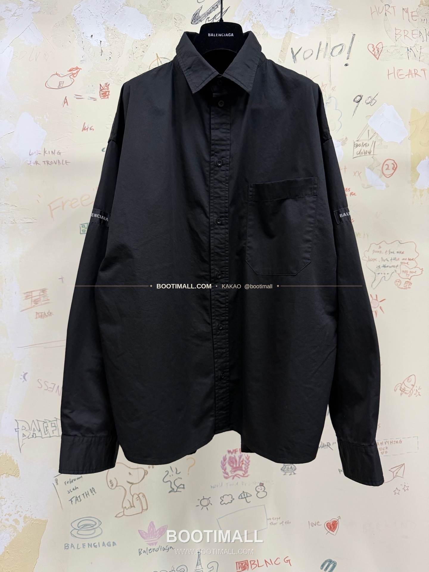 발렌시아가 2026SS 슬리브로고 워싱 루즈핏 코튼 셔츠 Balenciaga 2026 SS Sleeve Logo Washed Loose Fit Cotton Shirt 3