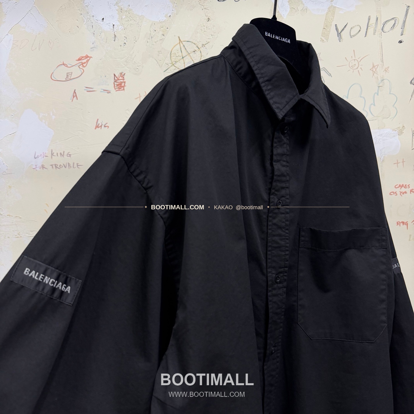 발렌시아가 2026SS 슬리브로고 워싱 루즈핏 코튼 셔츠 Balenciaga 2026 SS Sleeve Logo Washed Loose Fit Cotton Shirt 4