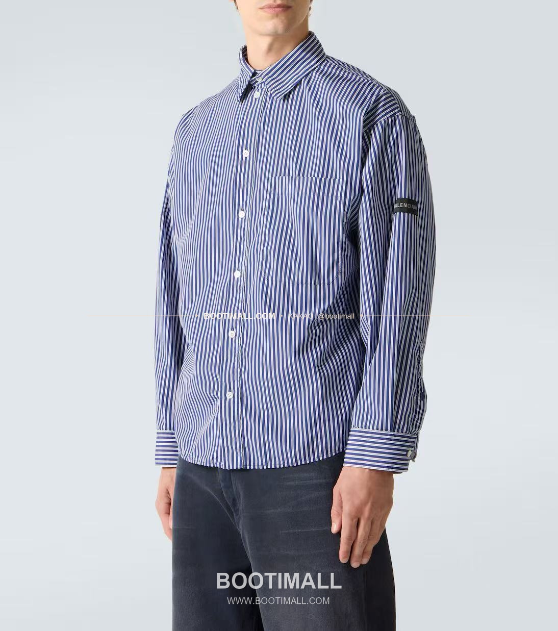 발렌시아가 2026SS 슬리브로고 워싱 루즈핏 코튼 셔츠 Balenciaga 2026 SS Sleeve Logo Washed Loose Fit Cotton Shirt 2