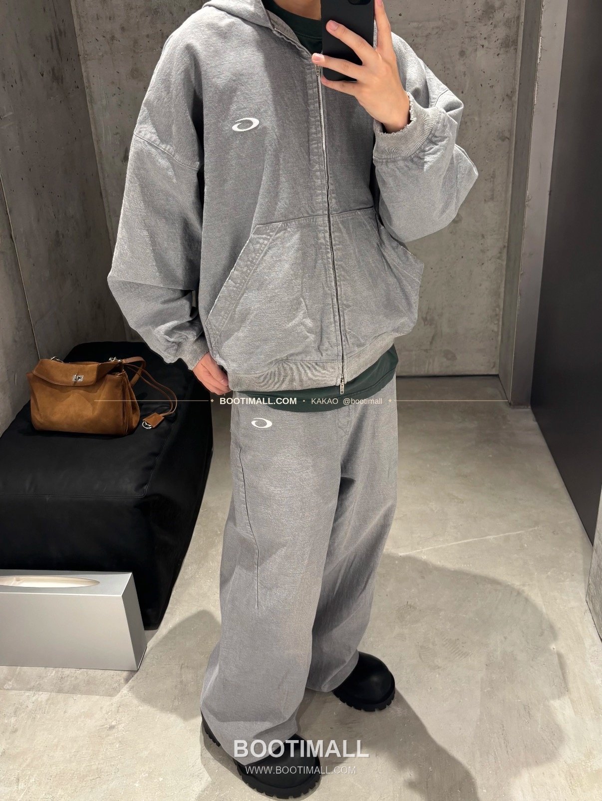 발렌시아가 2025FW 트윌데님 워싱 루즈핏 드롭크로치 롱팬츠 Balenciaga 2025 FW Twill Denim Washed Loose Fit Drop Crotch Long Pants 4