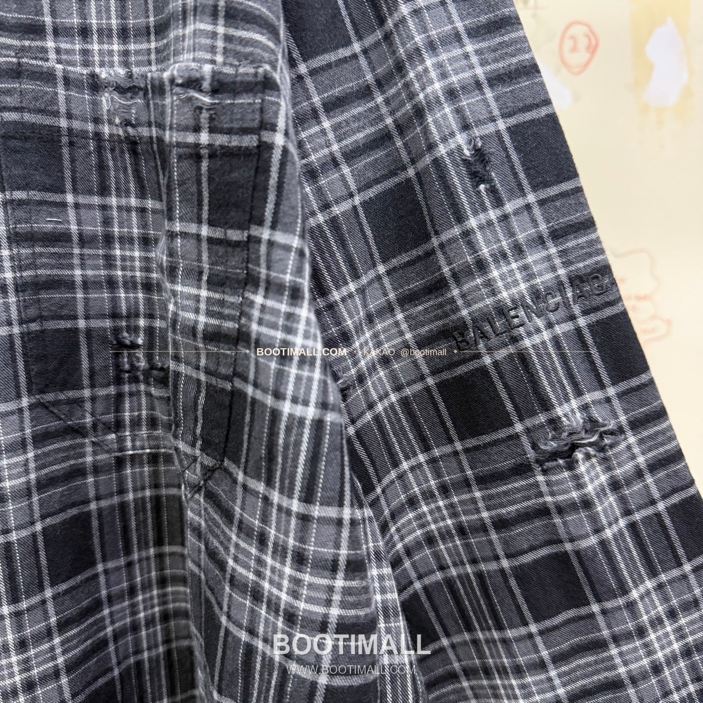 발렌시아가 2025FW 체크 기모코튼 워싱 루즈핏 스탠드카라 지퍼 셔츠재킷 Balenciaga 2025 FW Check Brushed Cotton Washed Loose Fit Stand Collar Zip Shirt Jacket 5
