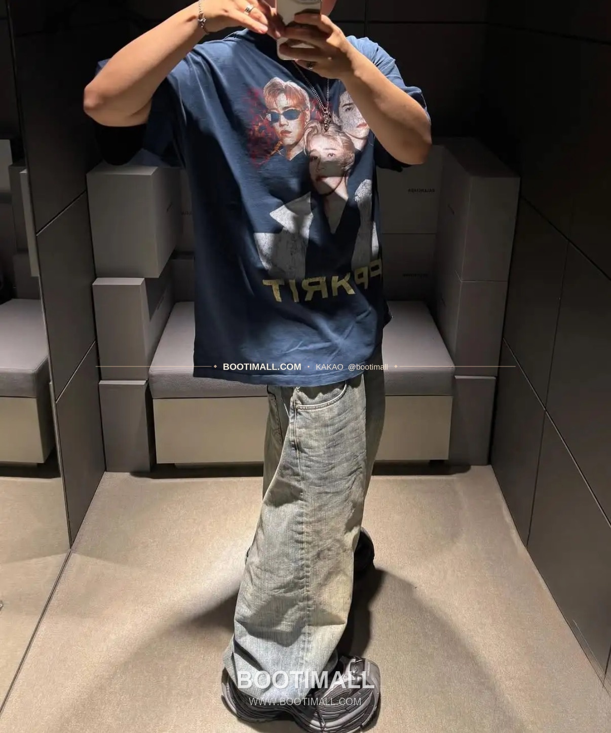 발렌시아가 2025SS 앰배서더 포트레이트 프린트 워싱 루즈핏 반팔 티셔츠 Balenciaga 2025 SS Ambassador Portrait Print Washed Loose Fit Short Sleeve T-Shirt 3