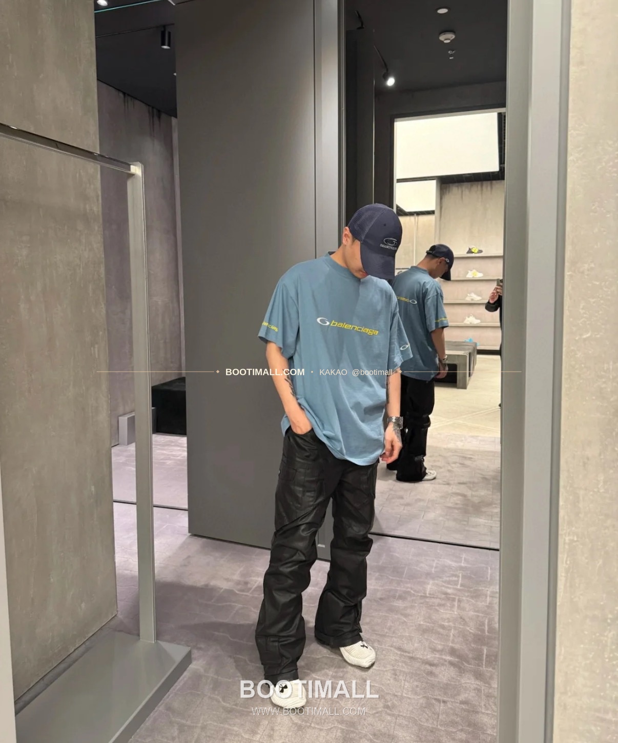 발렌시아가 2025SS 링로고 투톤 자수 루즈핏 반팔 티셔츠 Balenciaga 2025 SS Ring Logo Two Tone Embroidered Loose Fit Short Sleeve T-Shirt 1