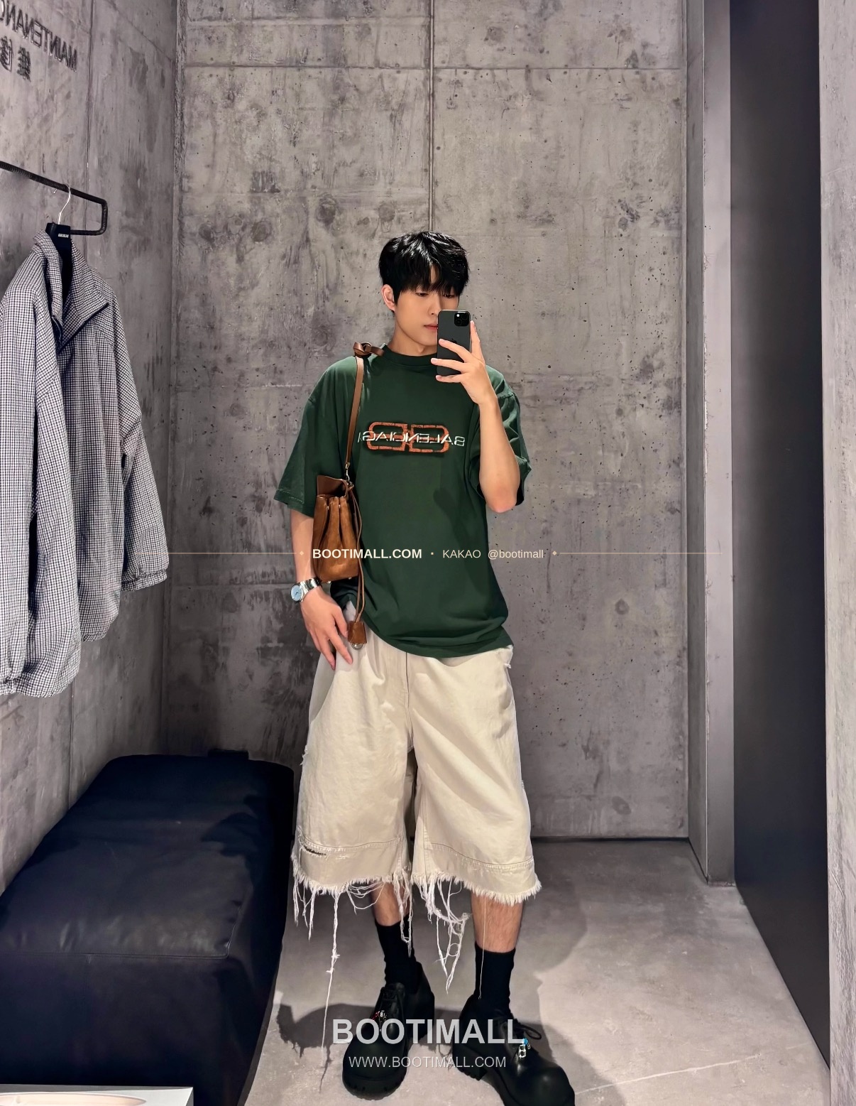 발렌시아가 2025FW BB로고 워싱 루즈핏 코튼 티셔츠 Balenciaga 2025 FW BB Logo Washed Loose Fit Cotton T-Shirt 7