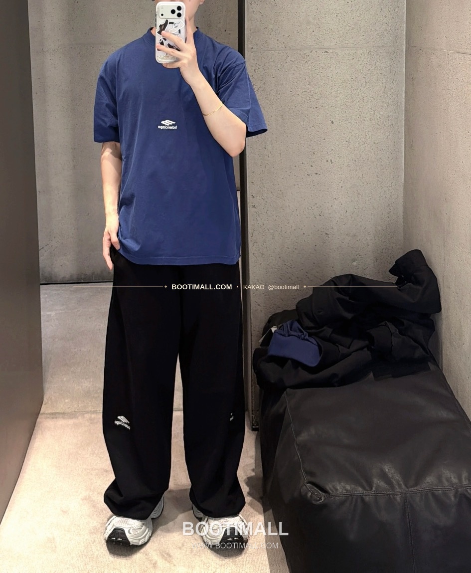 발렌시아가 2026SS 스키 3B로고 자수 루즈핏 반팔 티셔츠 Balenciaga 2026 SS Ski 3B Logo Embroidered Loose Fit Short Sleeve T-Shirt 2