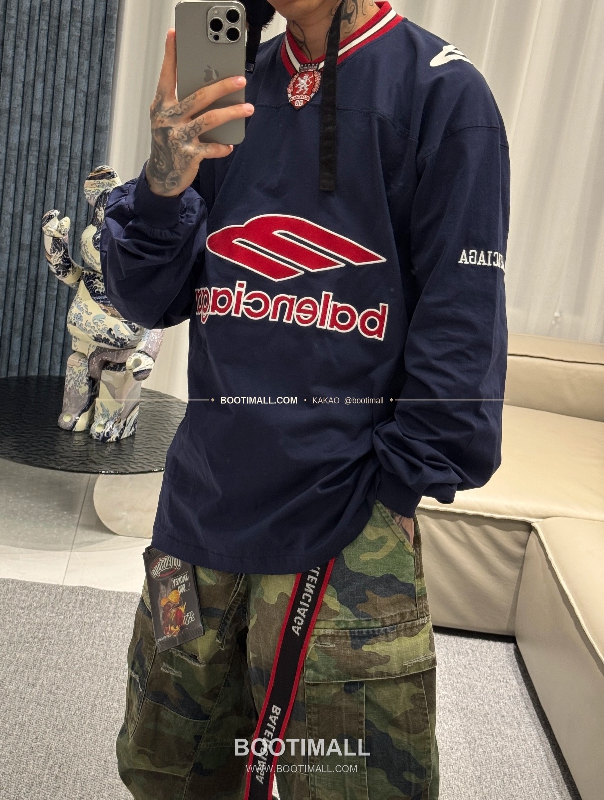 발렌시아가 2026SS 3B로고 프린트 자수 루즈핏 V넥 반팔 티셔츠 Balenciaga 2026 SS 3B Logo Print Embroidered Loose Fit V Neck Short Sleeve T-Shirt 1