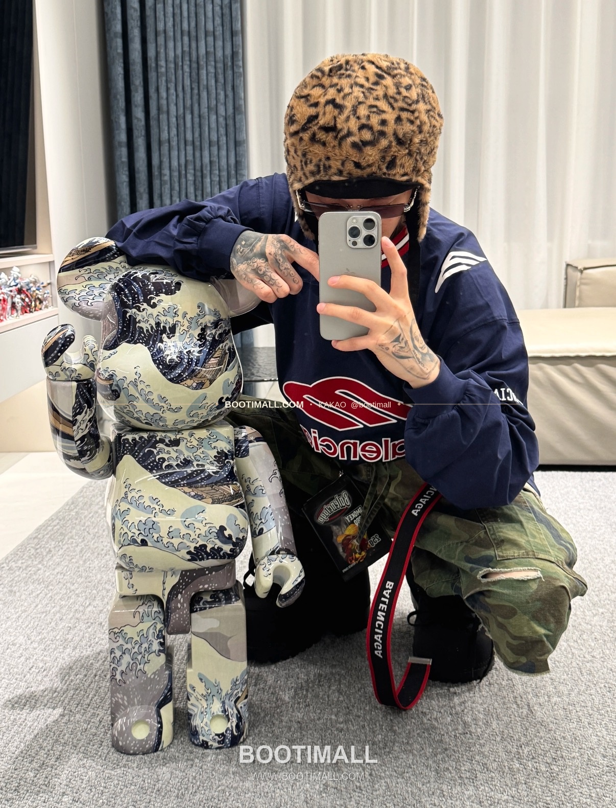 발렌시아가 2026SS 3B로고 프린트 자수 루즈핏 V넥 반팔 티셔츠 Balenciaga 2026 SS 3B Logo Print Embroidered Loose Fit V Neck Short Sleeve T-Shirt 2