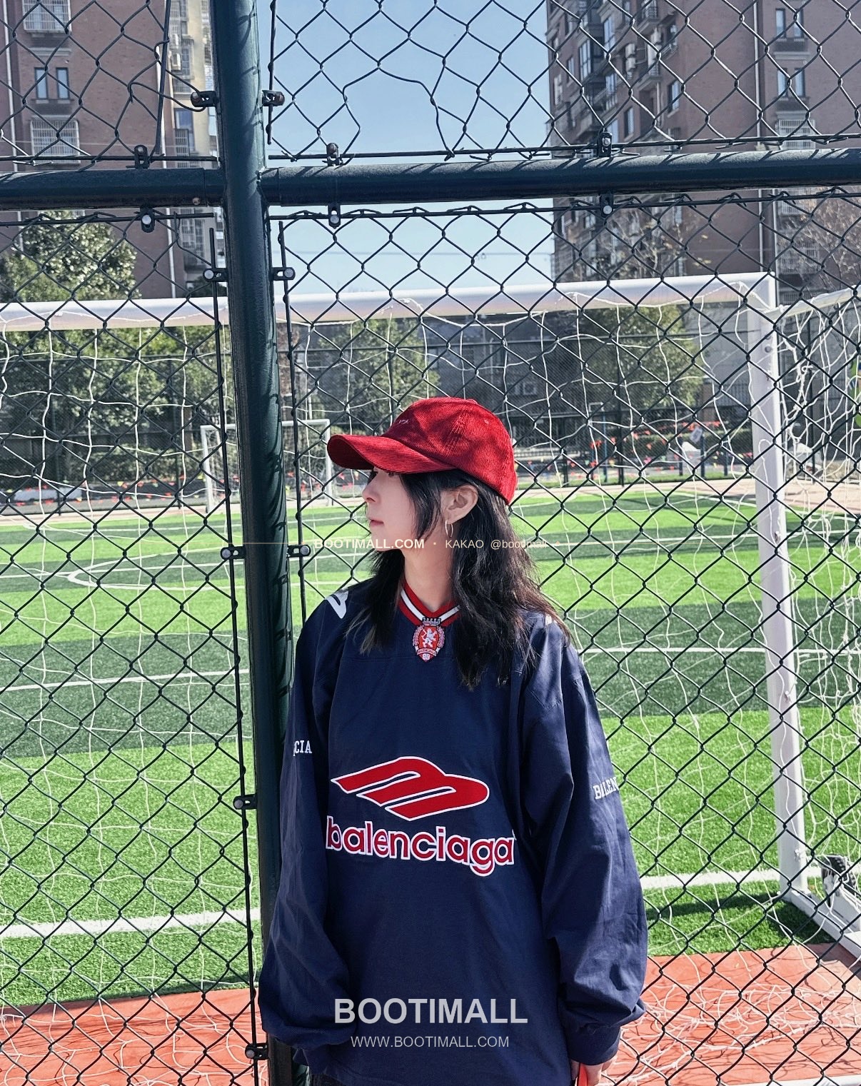 발렌시아가 2026SS 3B로고 프린트 자수 루즈핏 V넥 반팔 티셔츠 Balenciaga 2026 SS 3B Logo Print Embroidered Loose Fit V Neck Short Sleeve T-Shirt 4