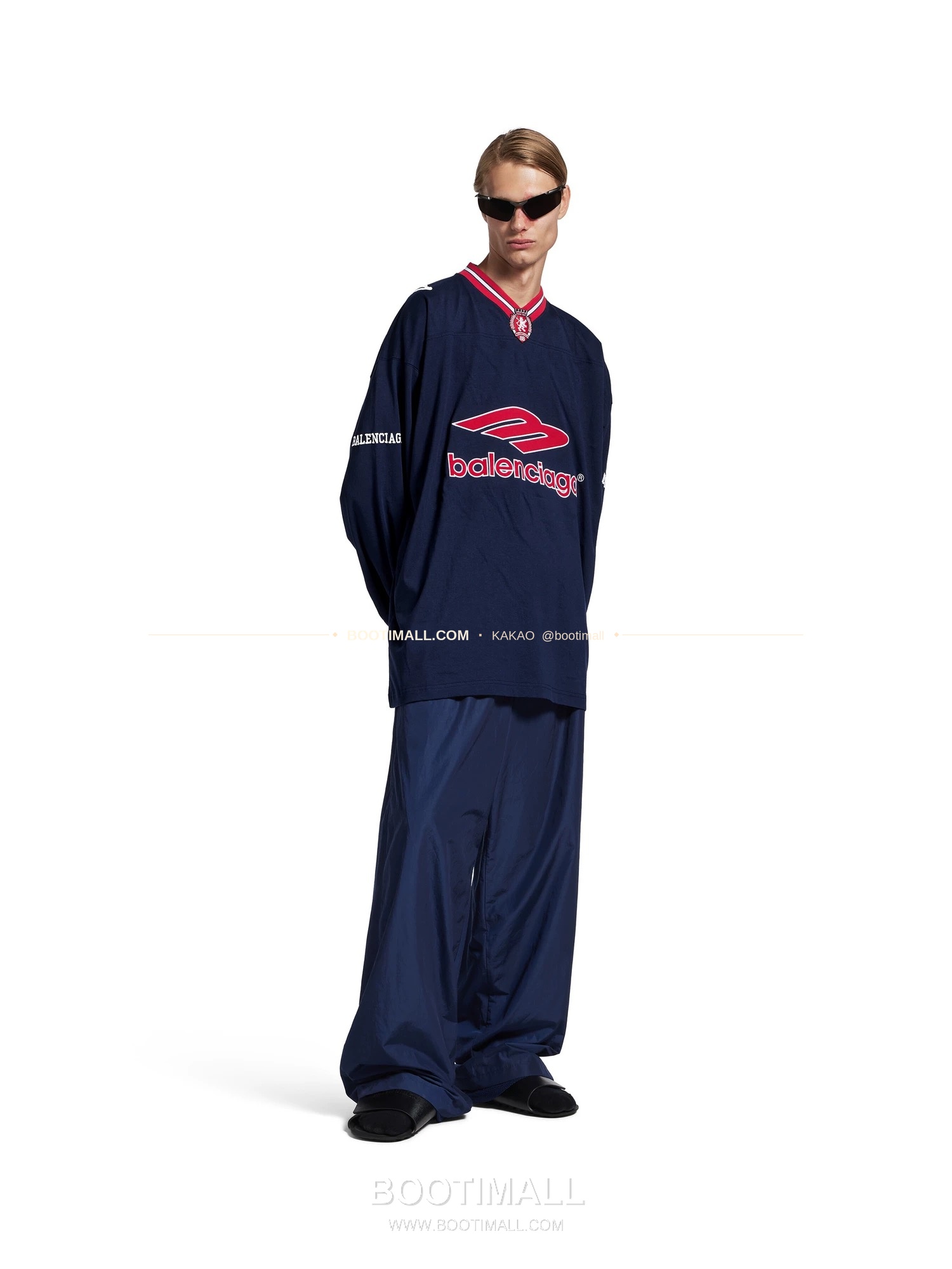 발렌시아가 2026SS 3B로고 프린트 자수 루즈핏 V넥 반팔 티셔츠 Balenciaga 2026 SS 3B Logo Print Embroidered Loose Fit V Neck Short Sleeve T-Shirt 5