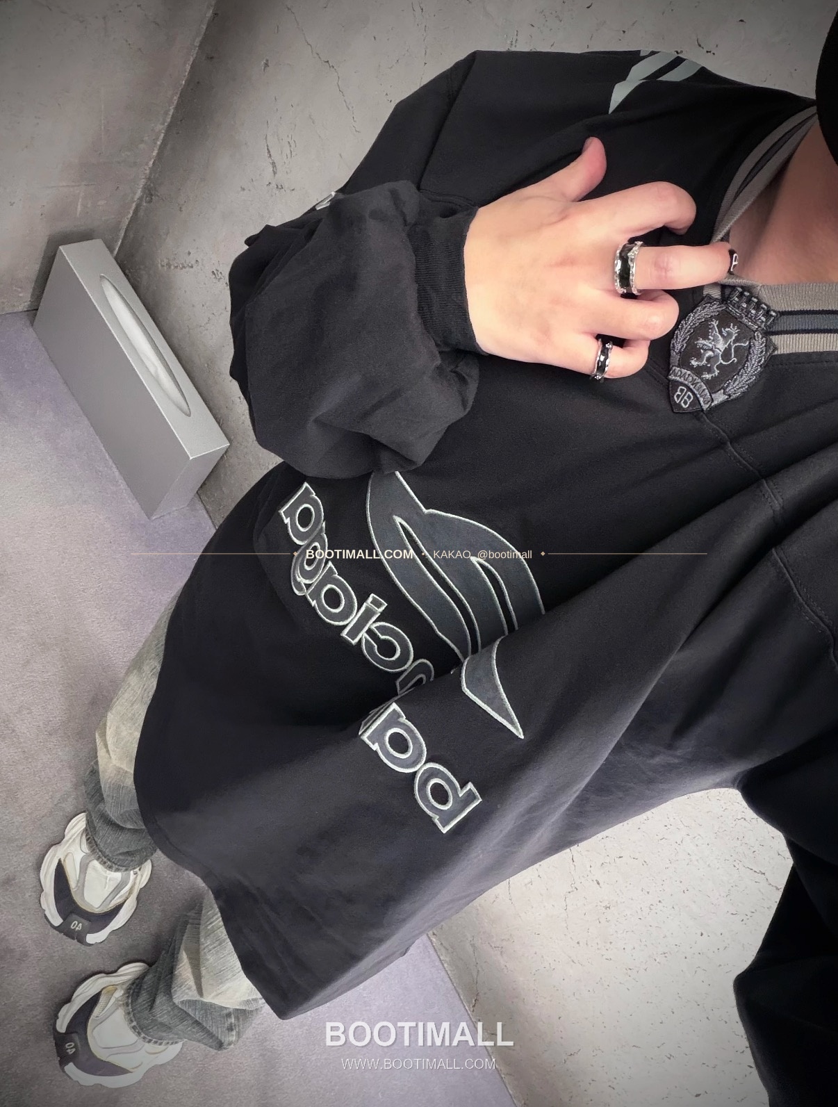 발렌시아가 2026SS 3B로고 프린트 자수 루즈핏 V넥 반팔 티셔츠 Balenciaga 2026 SS 3B Logo Print Embroidered Loose Fit V Neck Short Sleeve T-Shirt 1