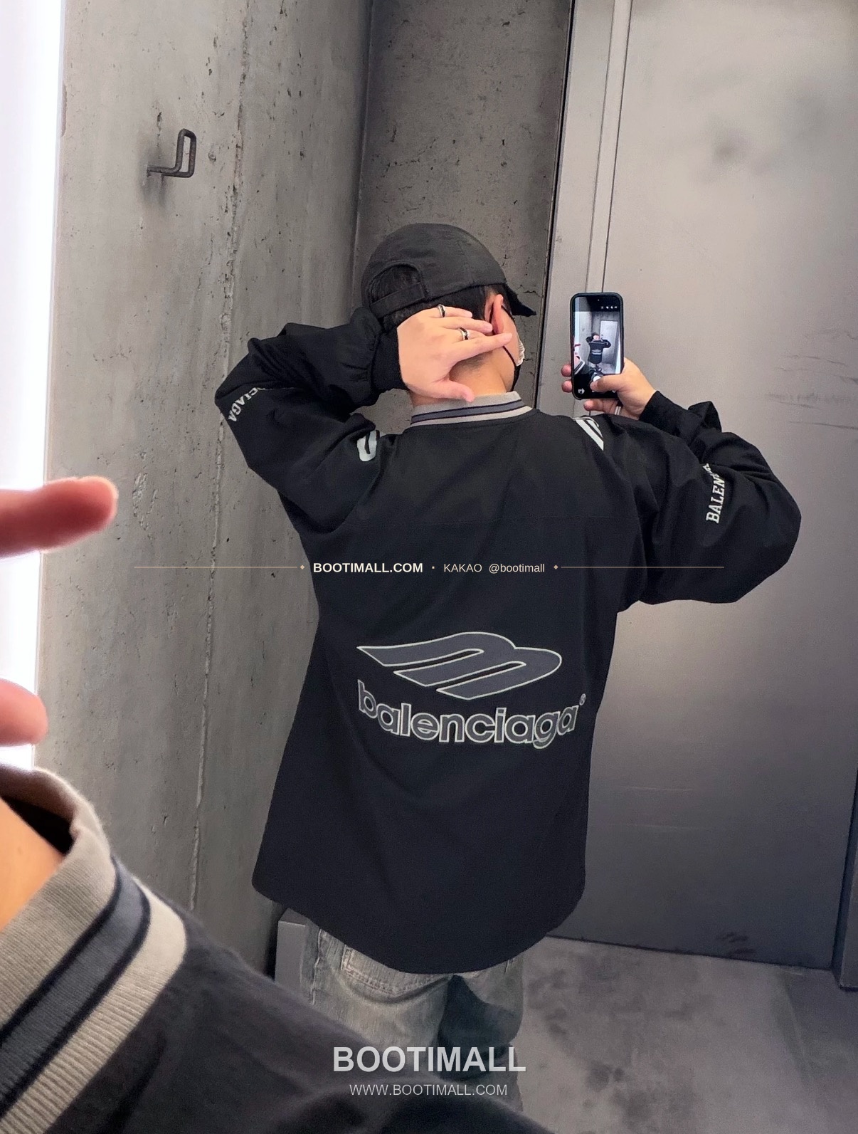 발렌시아가 2026SS 3B로고 프린트 자수 루즈핏 V넥 반팔 티셔츠 Balenciaga 2026 SS 3B Logo Print Embroidered Loose Fit V Neck Short Sleeve T-Shirt 2