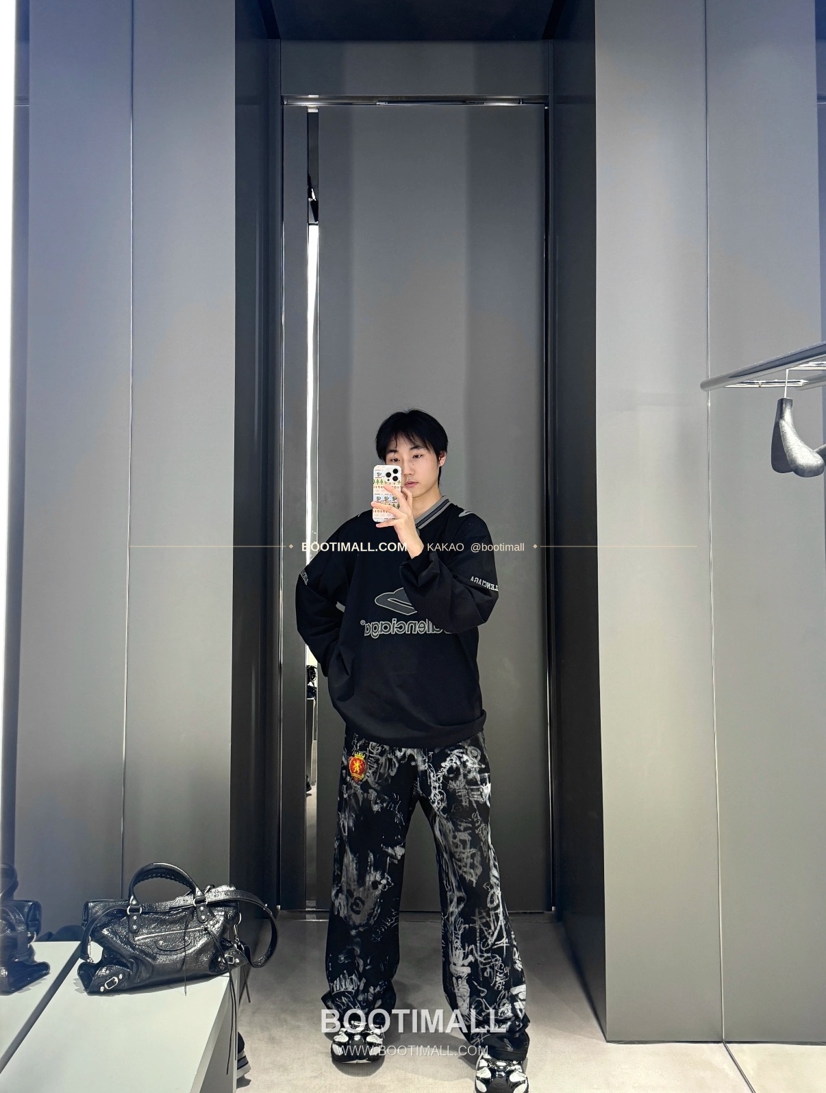 발렌시아가 2026SS 3B로고 프린트 자수 루즈핏 V넥 반팔 티셔츠 Balenciaga 2026 SS 3B Logo Print Embroidered Loose Fit V Neck Short Sleeve T-Shirt 3