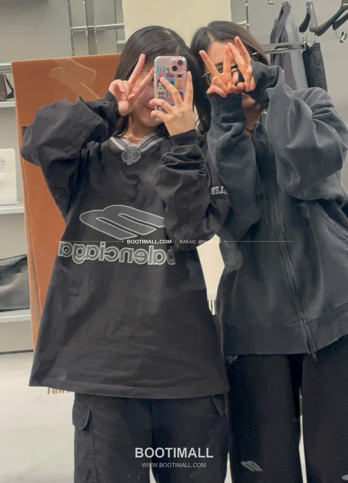 발렌시아가 2026SS 3B로고 프린트 자수 루즈핏 V넥 반팔 티셔츠 Balenciaga 2026 SS 3B Logo Print Embroidered Loose Fit V Neck Short Sleeve T-Shirt 4