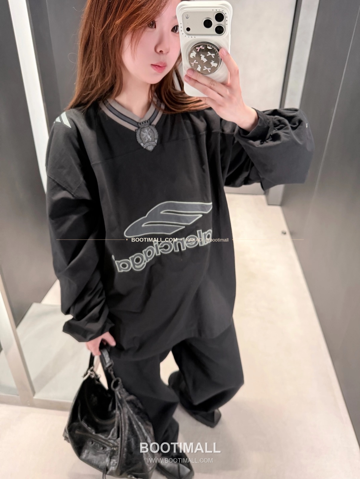 발렌시아가 2026SS 3B로고 프린트 자수 루즈핏 V넥 반팔 티셔츠 Balenciaga 2026 SS 3B Logo Print Embroidered Loose Fit V Neck Short Sleeve T-Shirt 5