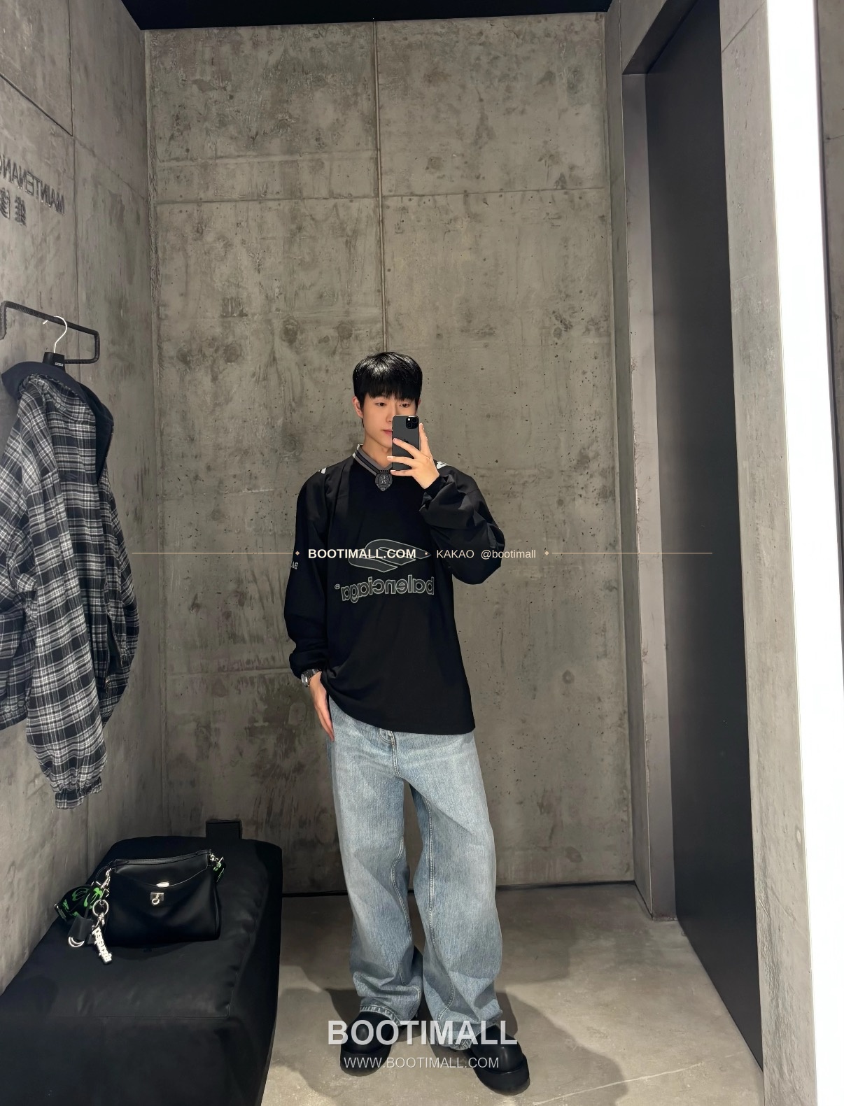 발렌시아가 2026SS 3B로고 프린트 자수 루즈핏 V넥 반팔 티셔츠 Balenciaga 2026 SS 3B Logo Print Embroidered Loose Fit V Neck Short Sleeve T-Shirt 6