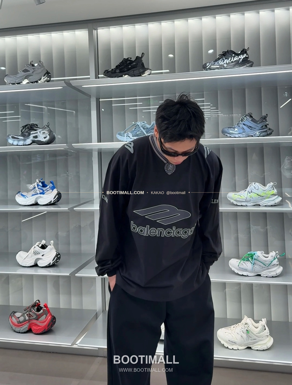 발렌시아가 2026SS 3B로고 프린트 자수 루즈핏 V넥 반팔 티셔츠 Balenciaga 2026 SS 3B Logo Print Embroidered Loose Fit V Neck Short Sleeve T-Shirt 7