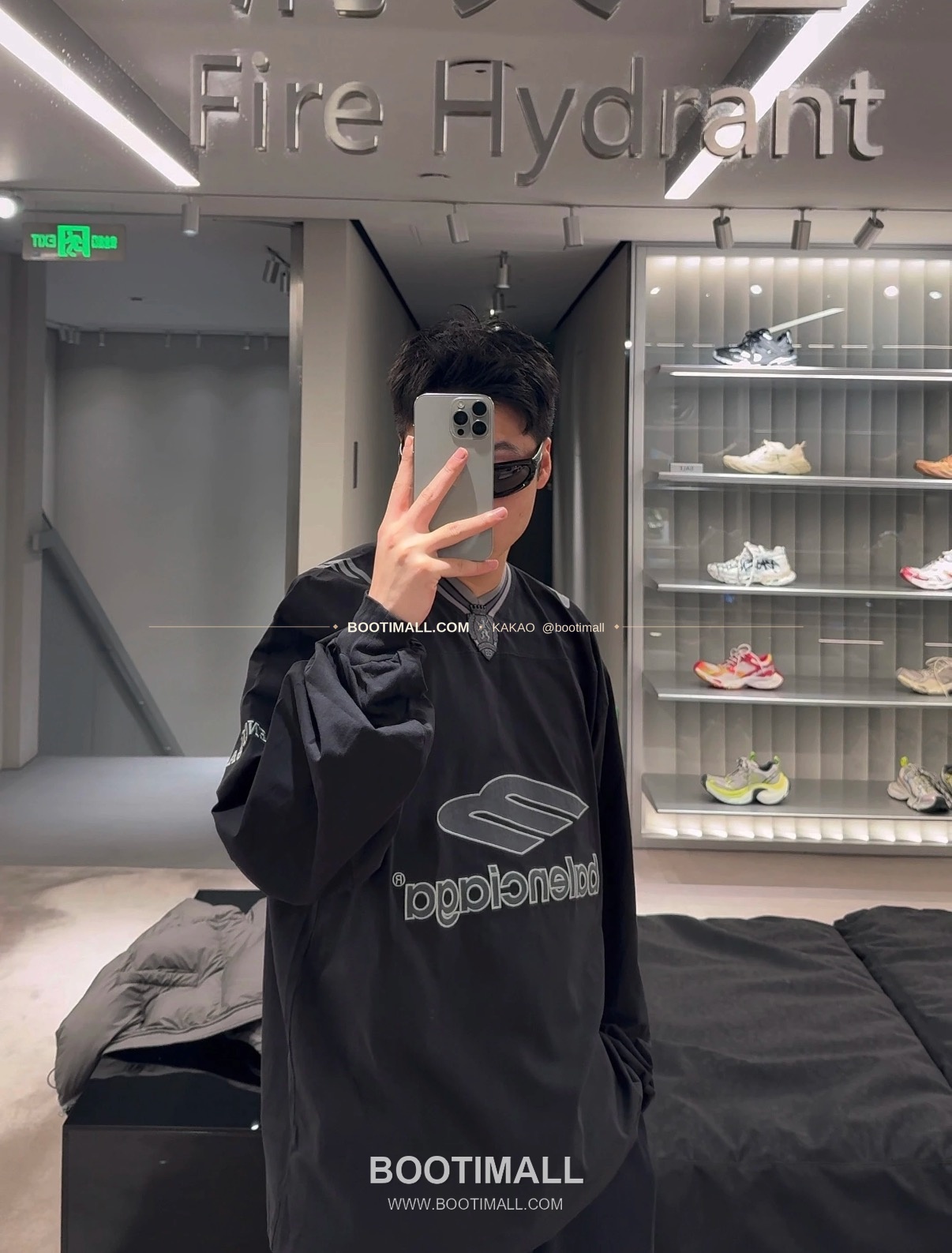 발렌시아가 2026SS 3B로고 프린트 자수 루즈핏 V넥 반팔 티셔츠 Balenciaga 2026 SS 3B Logo Print Embroidered Loose Fit V Neck Short Sleeve T-Shirt 8