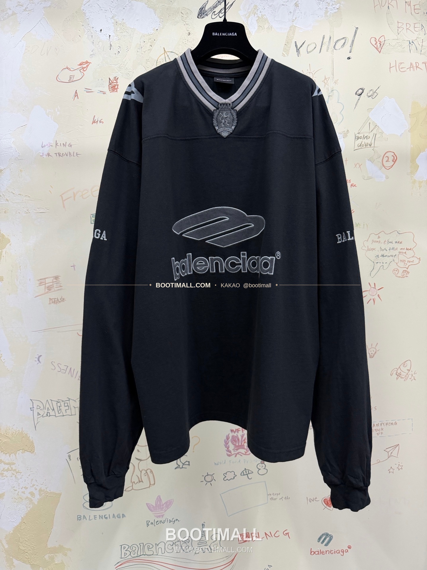 발렌시아가 2026SS 3B로고 프린트 자수 루즈핏 V넥 반팔 티셔츠 Balenciaga 2026 SS 3B Logo Print Embroidered Loose Fit V Neck Short Sleeve T-Shirt 9