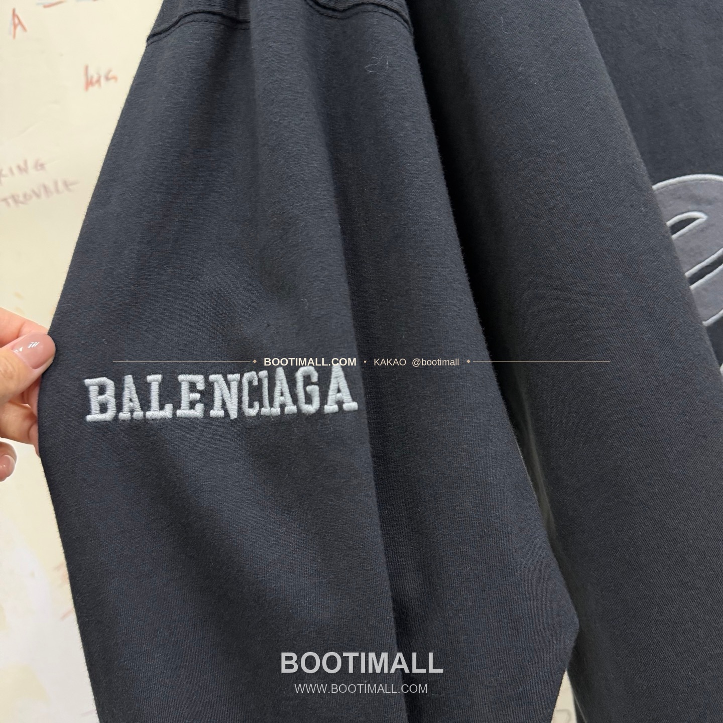 발렌시아가 2026SS 3B로고 프린트 자수 루즈핏 V넥 반팔 티셔츠 Balenciaga 2026 SS 3B Logo Print Embroidered Loose Fit V Neck Short Sleeve T-Shirt 11