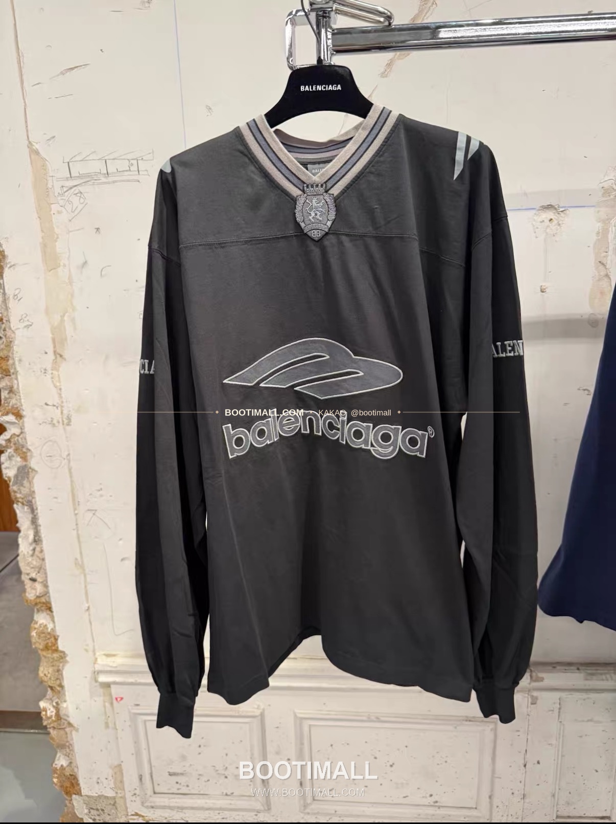 발렌시아가 2026SS 3B로고 프린트 자수 루즈핏 V넥 반팔 티셔츠 Balenciaga 2026 SS 3B Logo Print Embroidered Loose Fit V Neck Short Sleeve T-Shirt 19