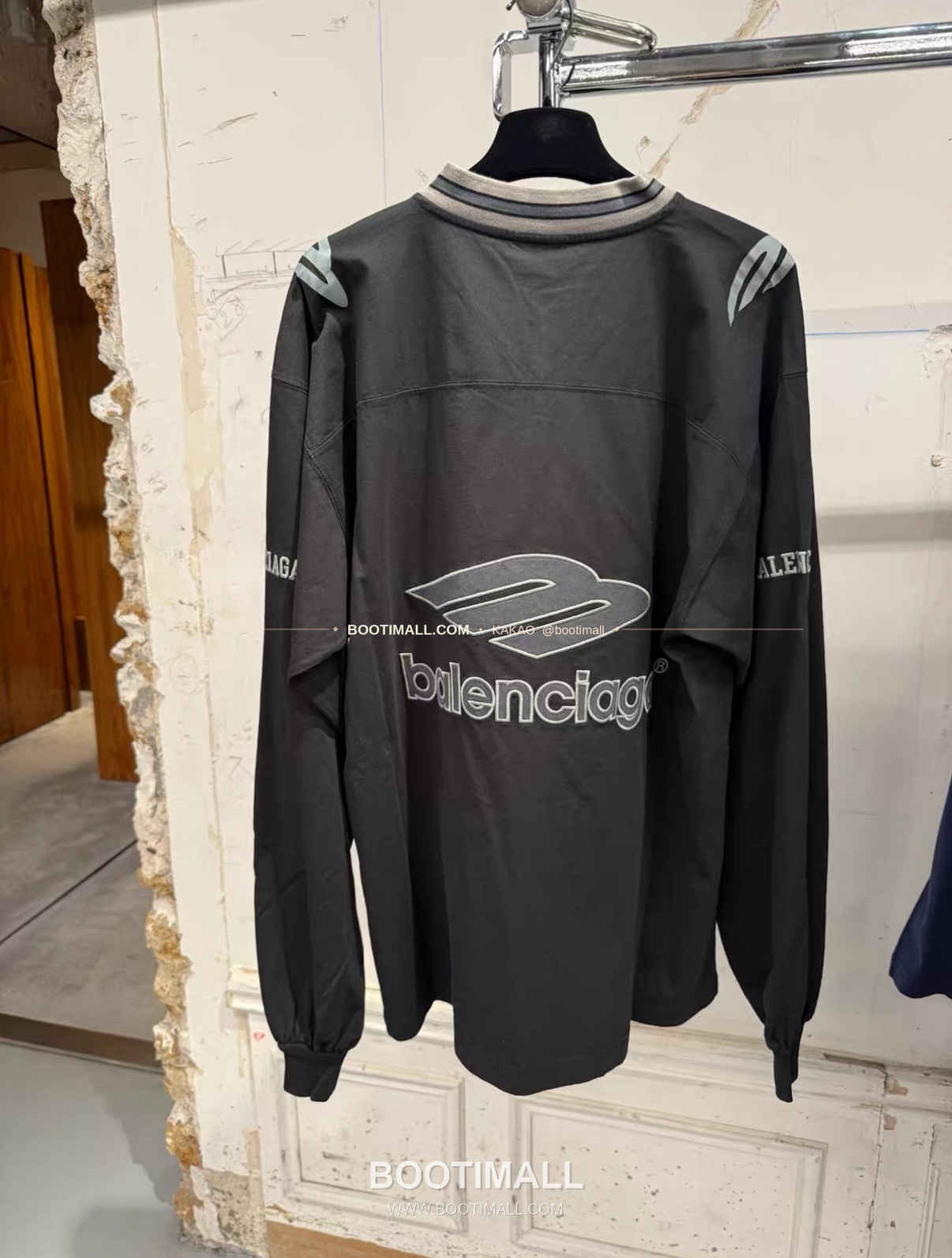 발렌시아가 2026SS 3B로고 프린트 자수 루즈핏 V넥 반팔 티셔츠 Balenciaga 2026 SS 3B Logo Print Embroidered Loose Fit V Neck Short Sleeve T-Shirt 20