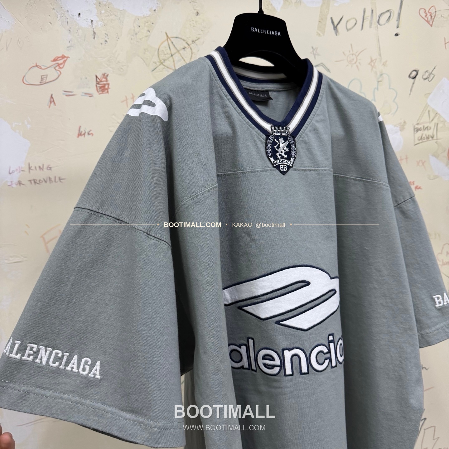 발렌시아가 2026SS 3B로고 자수 프린트 루즈핏 V넥 반팔 티셔츠 Balenciaga 2026 SS 3B Logo Embroidered Print Loose Fit V Neck Short Sleeve T-Shirt 6