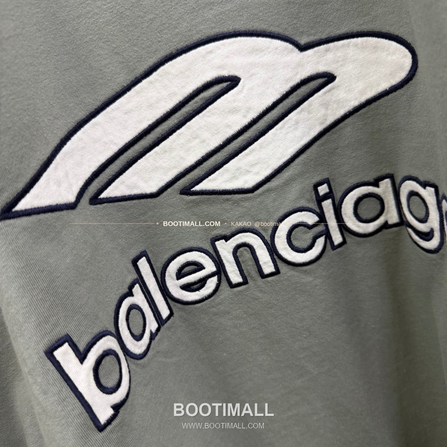 발렌시아가 2026SS 3B로고 자수 프린트 루즈핏 V넥 반팔 티셔츠 Balenciaga 2026 SS 3B Logo Embroidered Print Loose Fit V Neck Short Sleeve T-Shirt 10