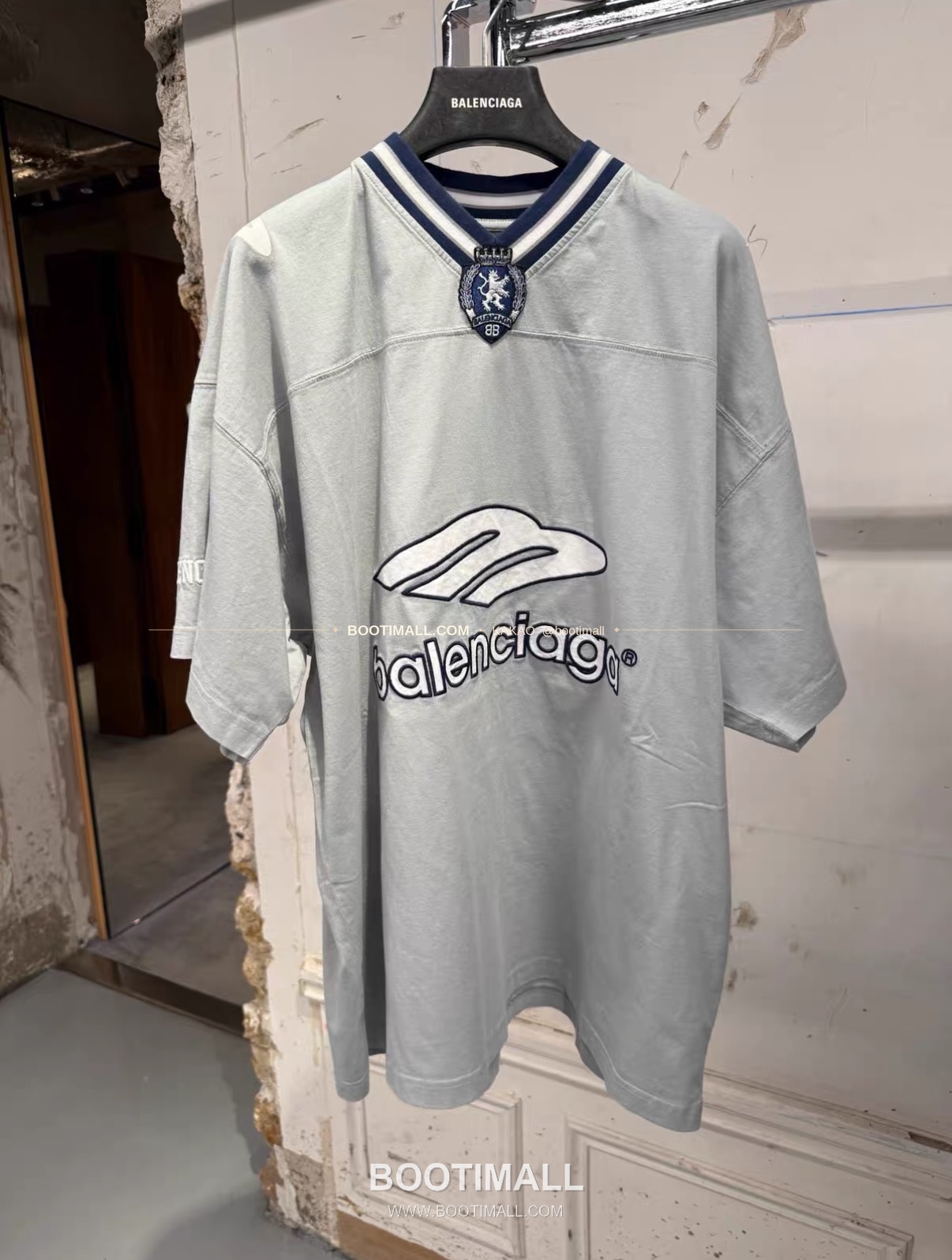 발렌시아가 2026SS 3B로고 자수 프린트 루즈핏 V넥 반팔 티셔츠 Balenciaga 2026 SS 3B Logo Embroidered Print Loose Fit V Neck Short Sleeve T-Shirt 13