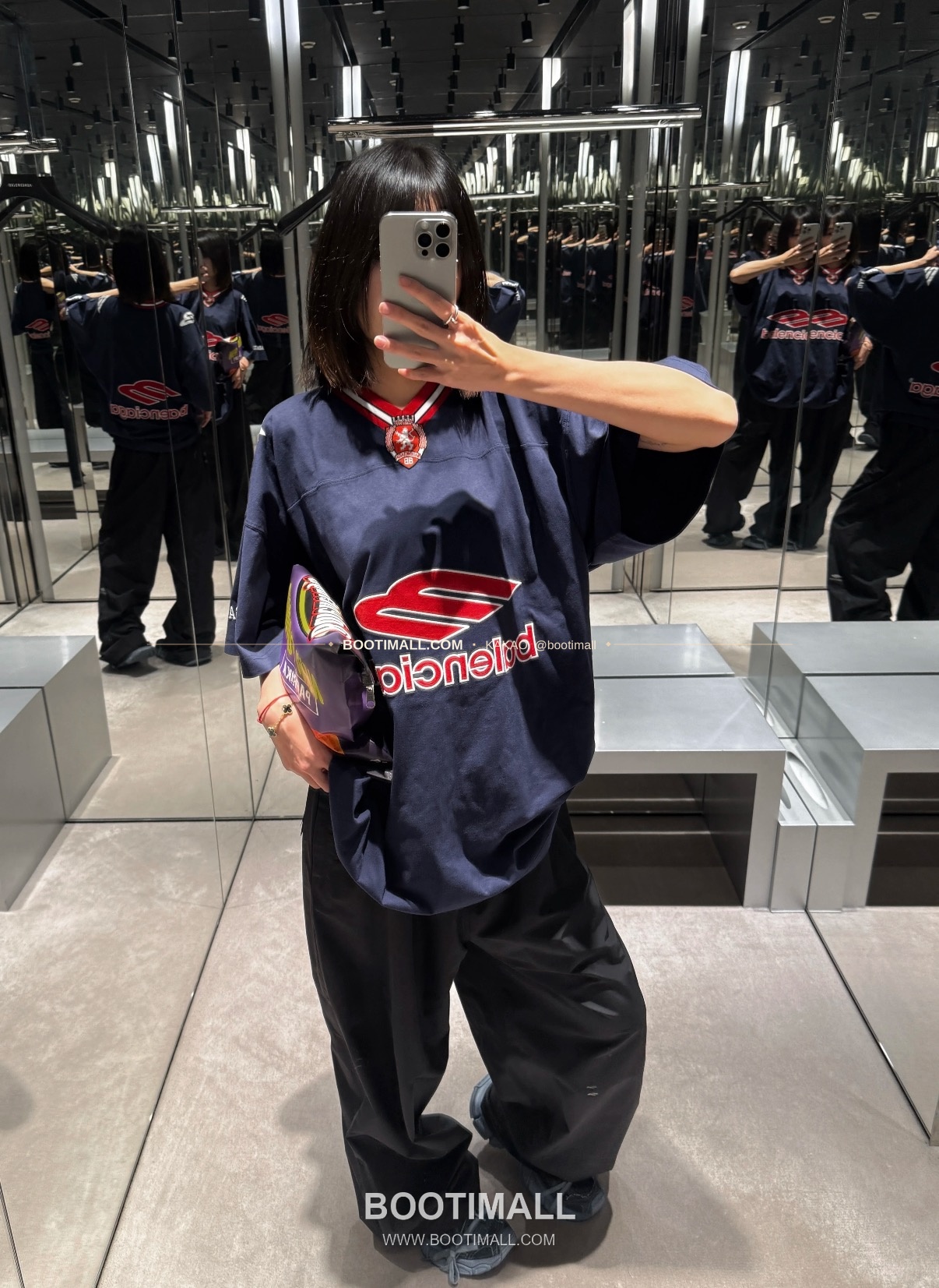 발렌시아가 2026SS 3B로고 자수 프린트 루즈핏 V넥 반팔 티셔츠 Balenciaga 2026 SS 3B Logo Embroidered Print Loose Fit V Neck Short Sleeve T-Shirt 1