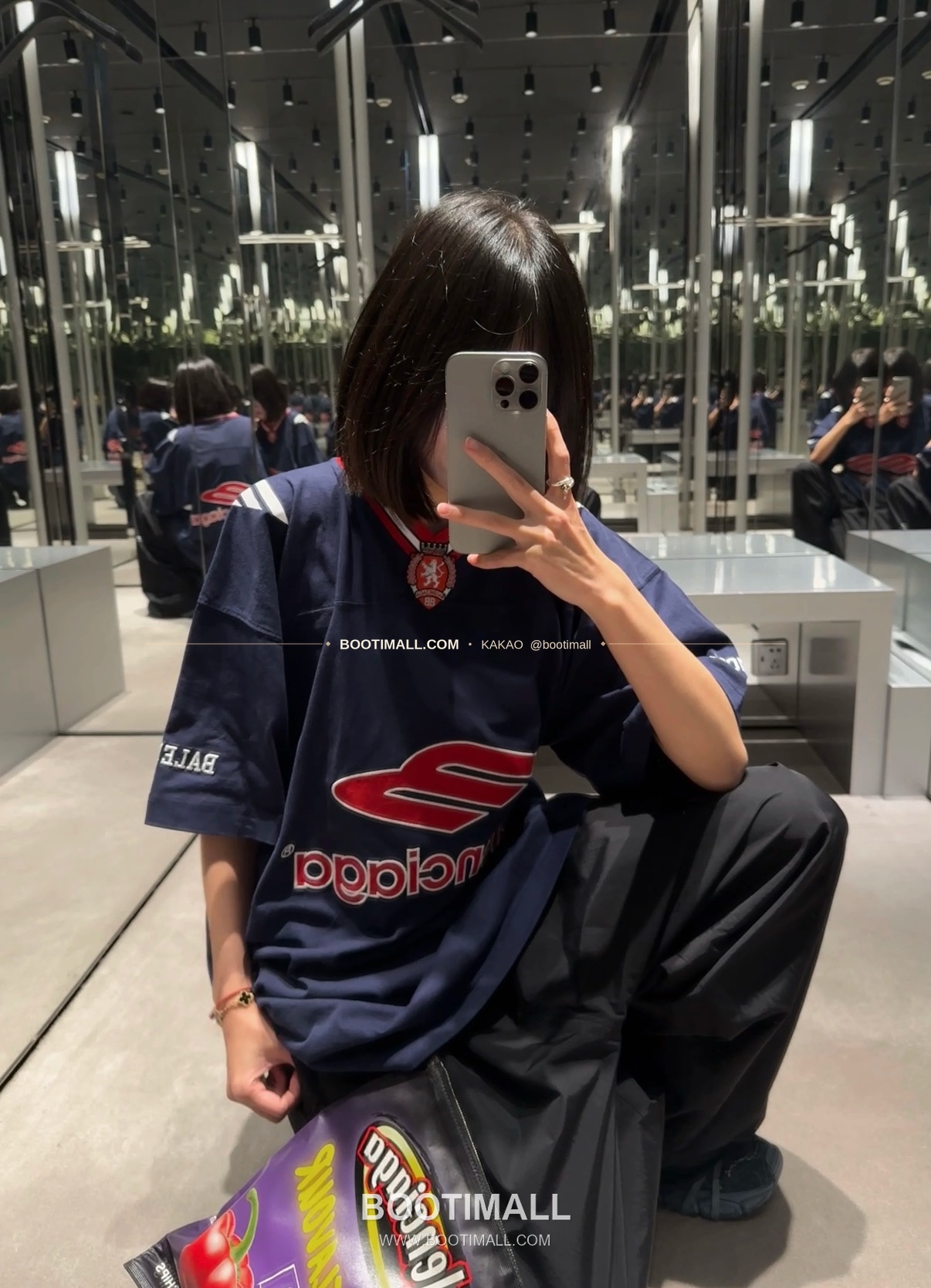 발렌시아가 2026SS 3B로고 자수 프린트 루즈핏 V넥 반팔 티셔츠 Balenciaga 2026 SS 3B Logo Embroidered Print Loose Fit V Neck Short Sleeve T-Shirt 2